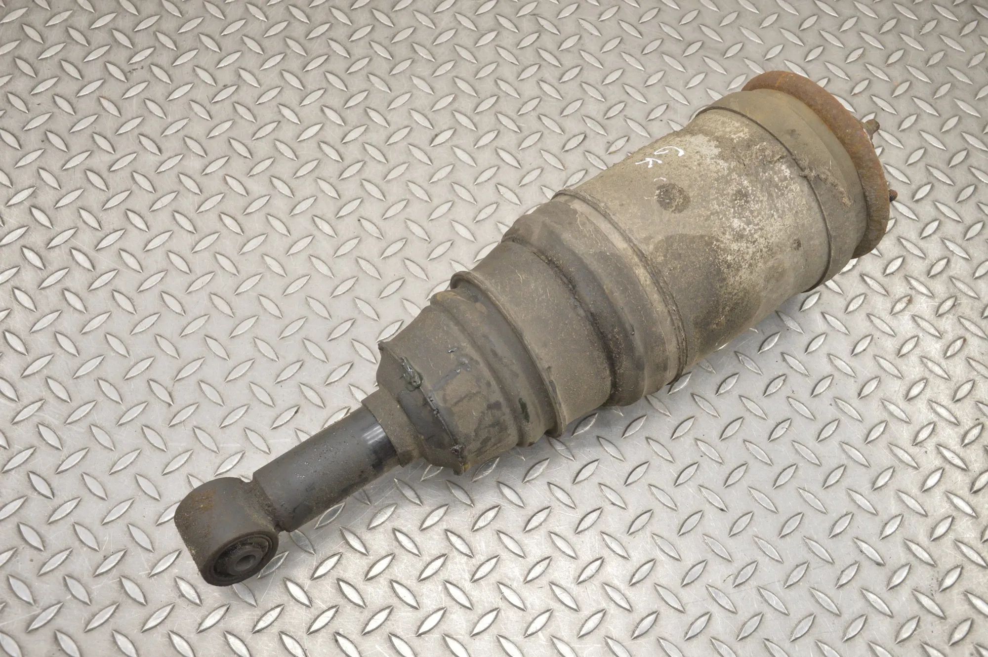 Land Rover Discovery Rear Left Air Shock Absorber Rear Left Air Shock Absorber — LAND ROVER DISCO...