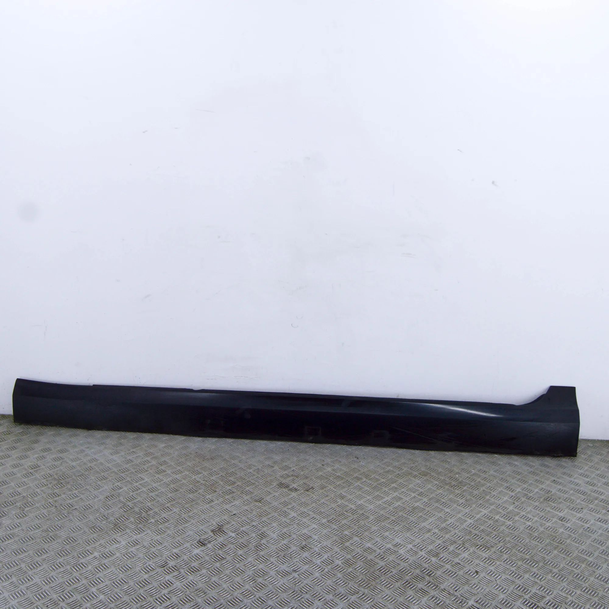 Volvo V90 / V90 Cross Country Left Side Plastic Sideskirt Cover Left Side Plastic Sideskirt Cover — VOLVO V90 (...