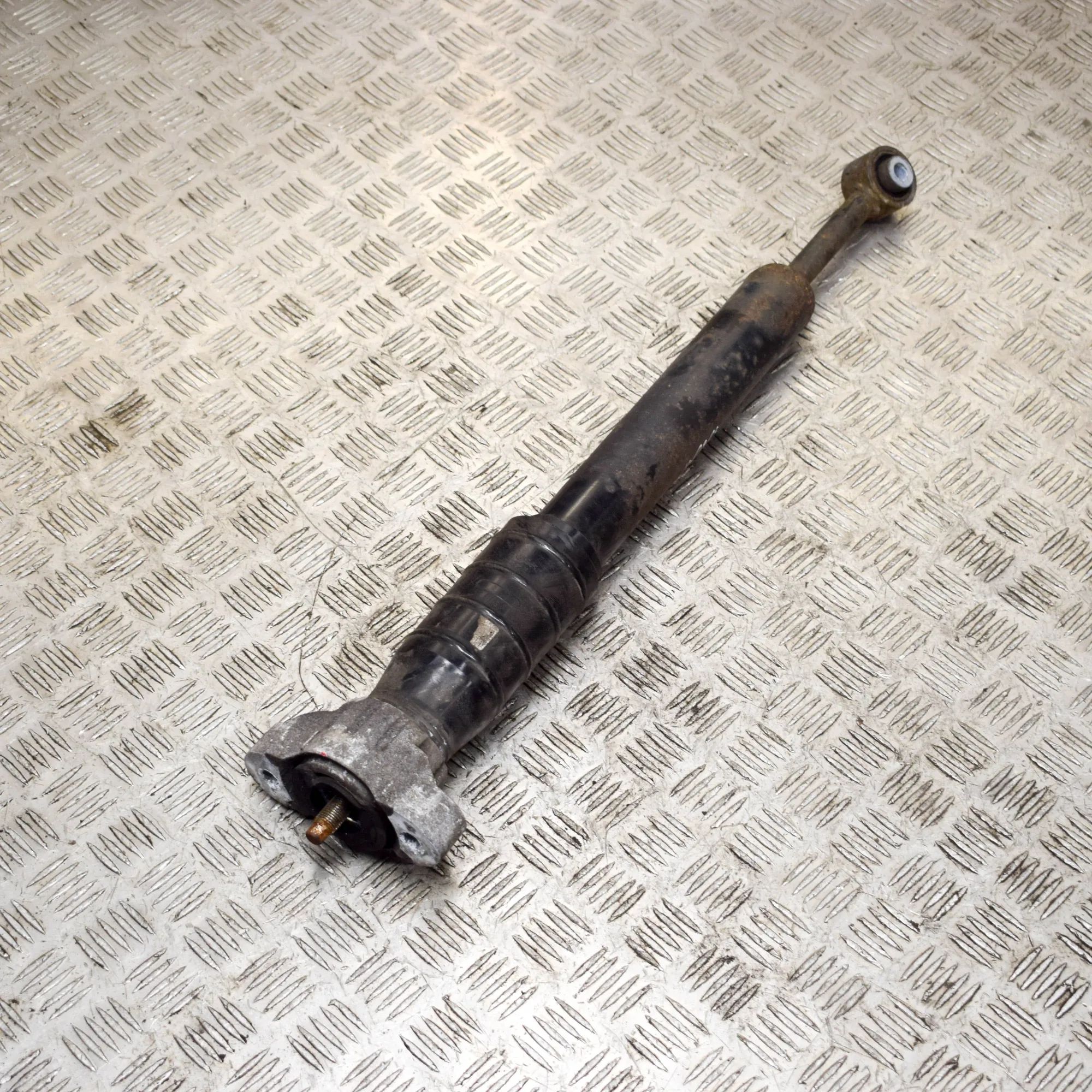 Maserati Ghibli Shock absorber — rear left Shock absorber — rear left — MASERATI GHIBLI (M...