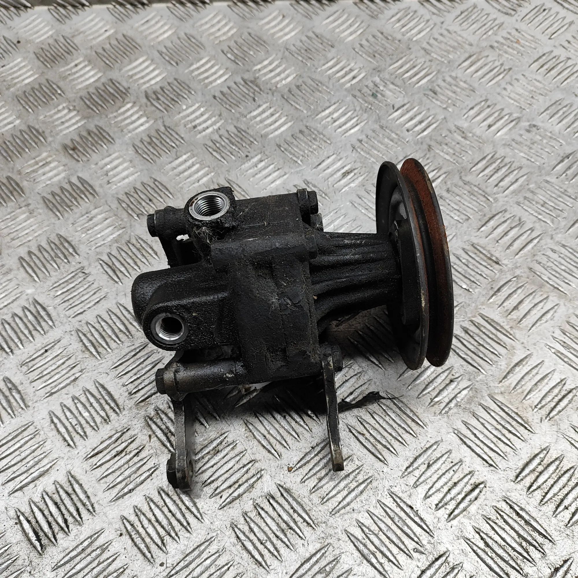 BMW 5 (E28) Power-steering pump Power-steering pump — BMW 5 SERIES (E34) (1987-...