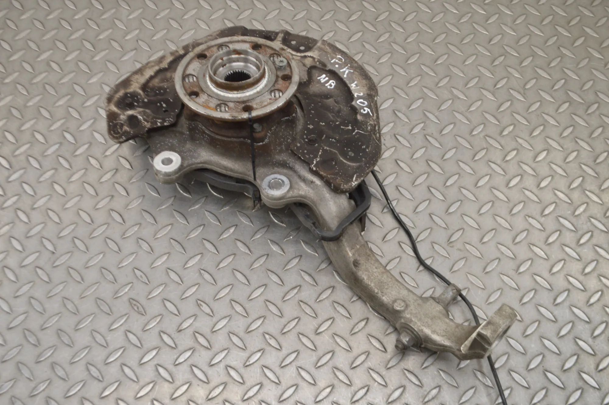 Mercedes-Benz GLC (X253) Front Left Wheel Hub Front Left Wheel Hub — MERCEDES BENZ GLC (X253,...