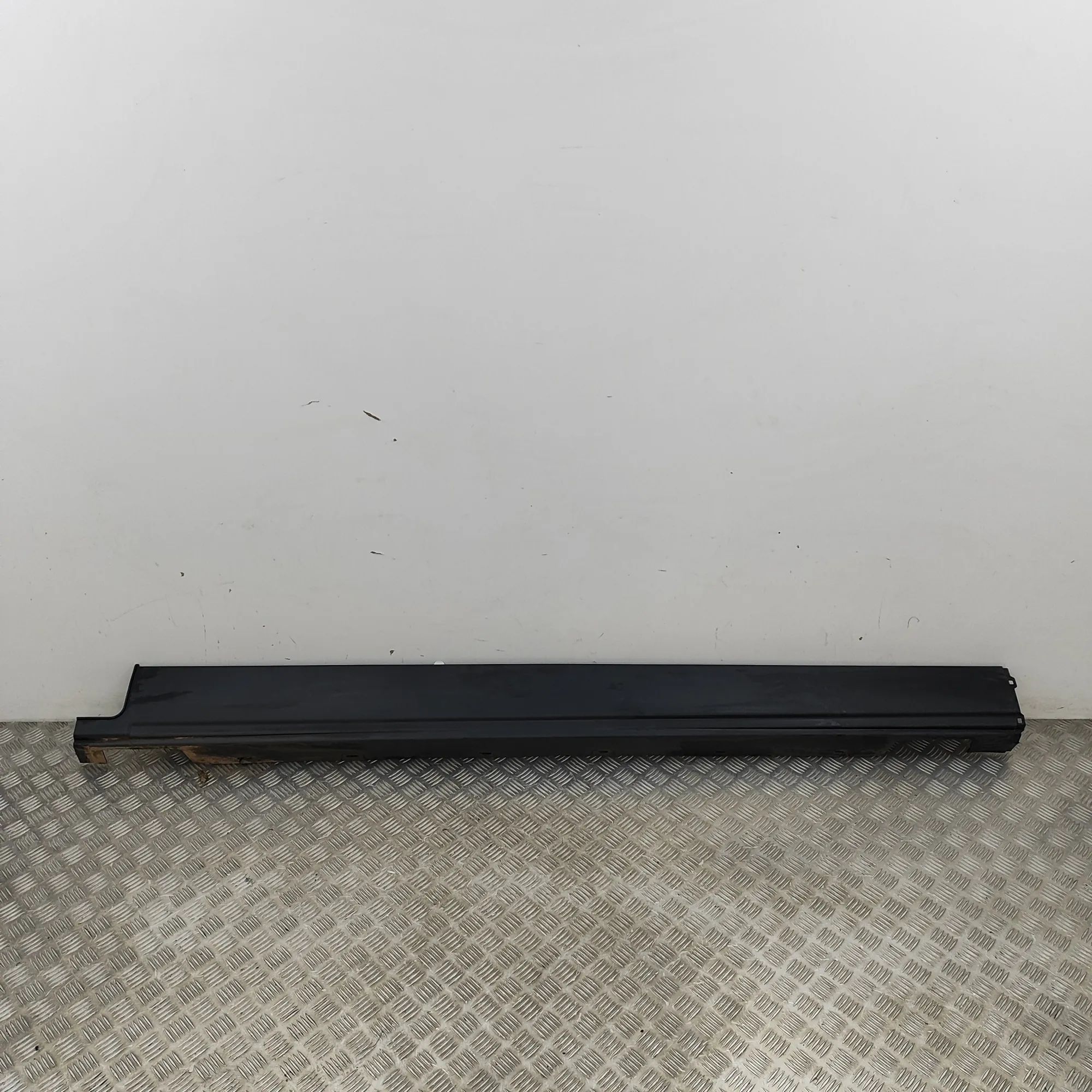 Land Rover Range Rover (L405) Left Side Plastic Sideskirt Cover Left Side Plastic Sideskirt Cover — LAND ROVER ...