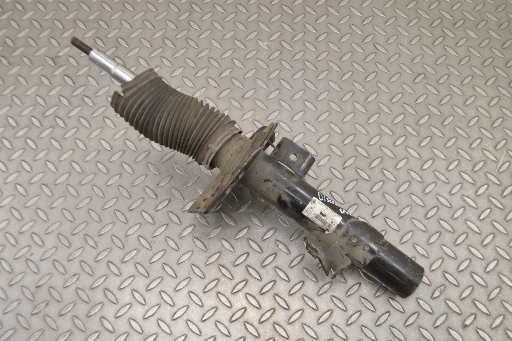 Land Rover Discovery Sport Shock absorber — front right Shock absorber — front right — LAND ROVER DISCO...