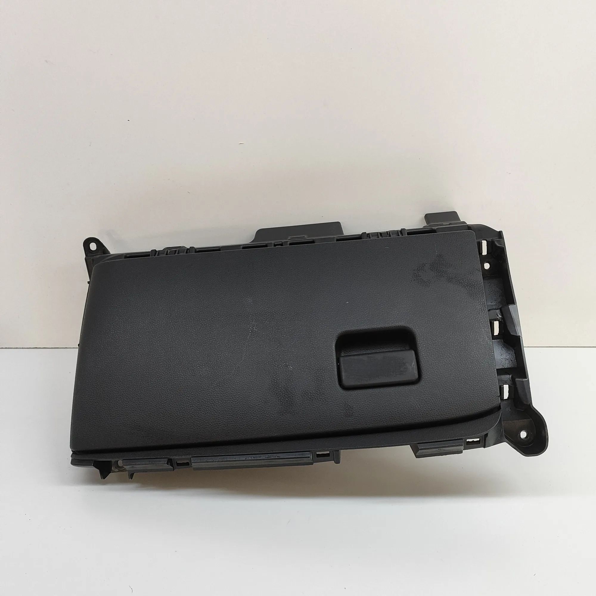 Toyota Yaris Glove Compartment Glove compartment — TOYOTA YARIS (CROSS MXP_) (...
