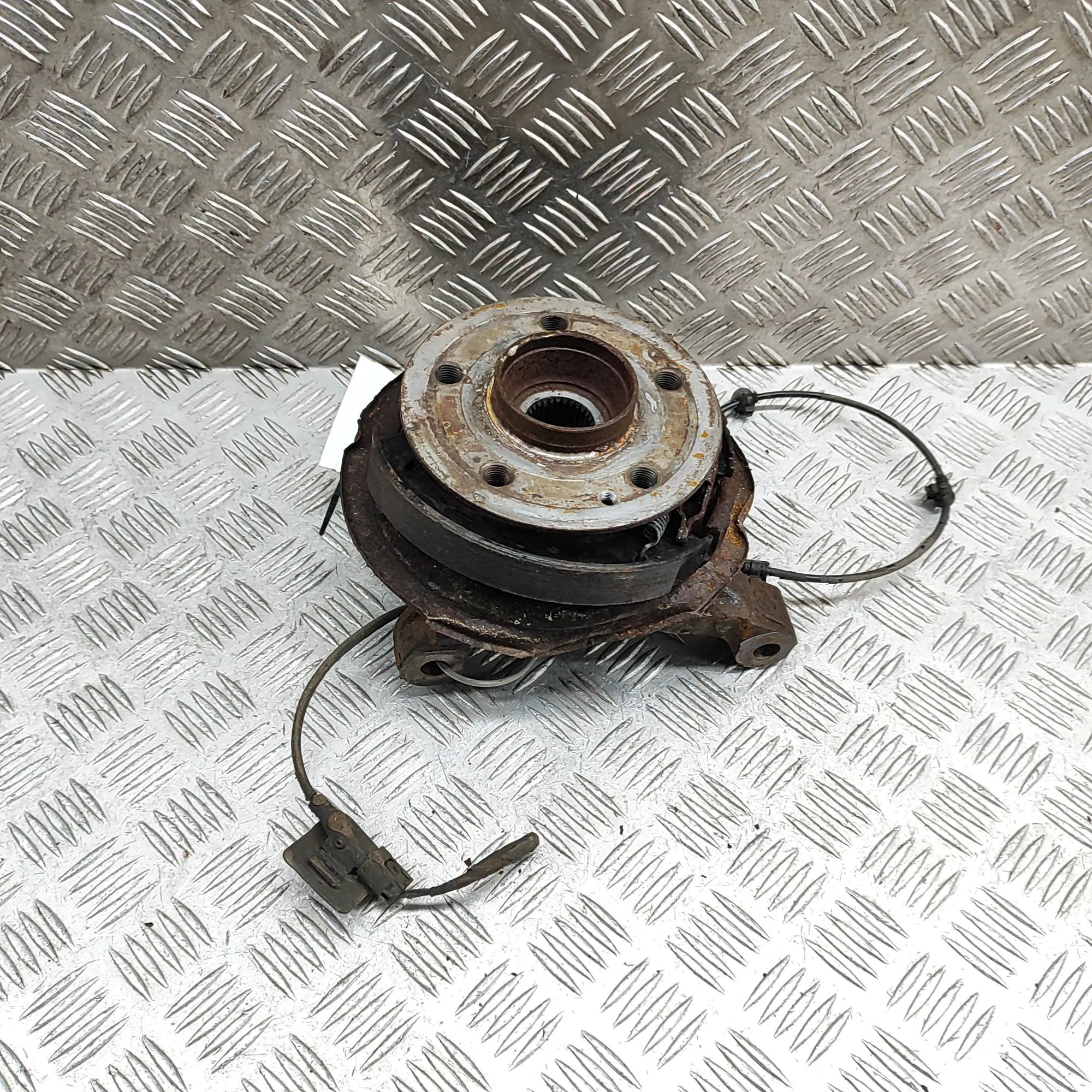 Mercedes-Benz V / Vito / EQV (W447) Rear Left Wheel Hub Spindle Rear Left Wheel Hub Spindle — MERCEDES BENZ VIT...