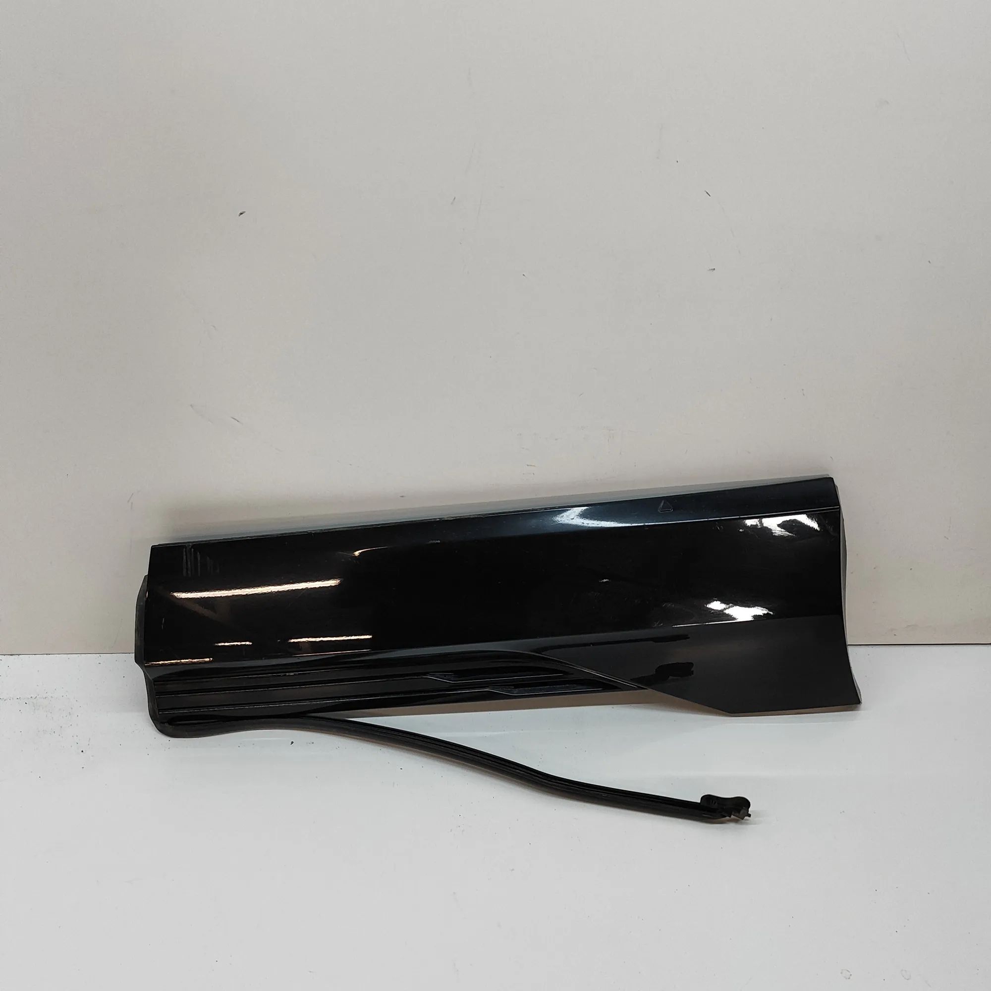 Audi e-tron Lower door moulding — rear — right Lower door moulding — rear — right — AUDI E-TRO...
