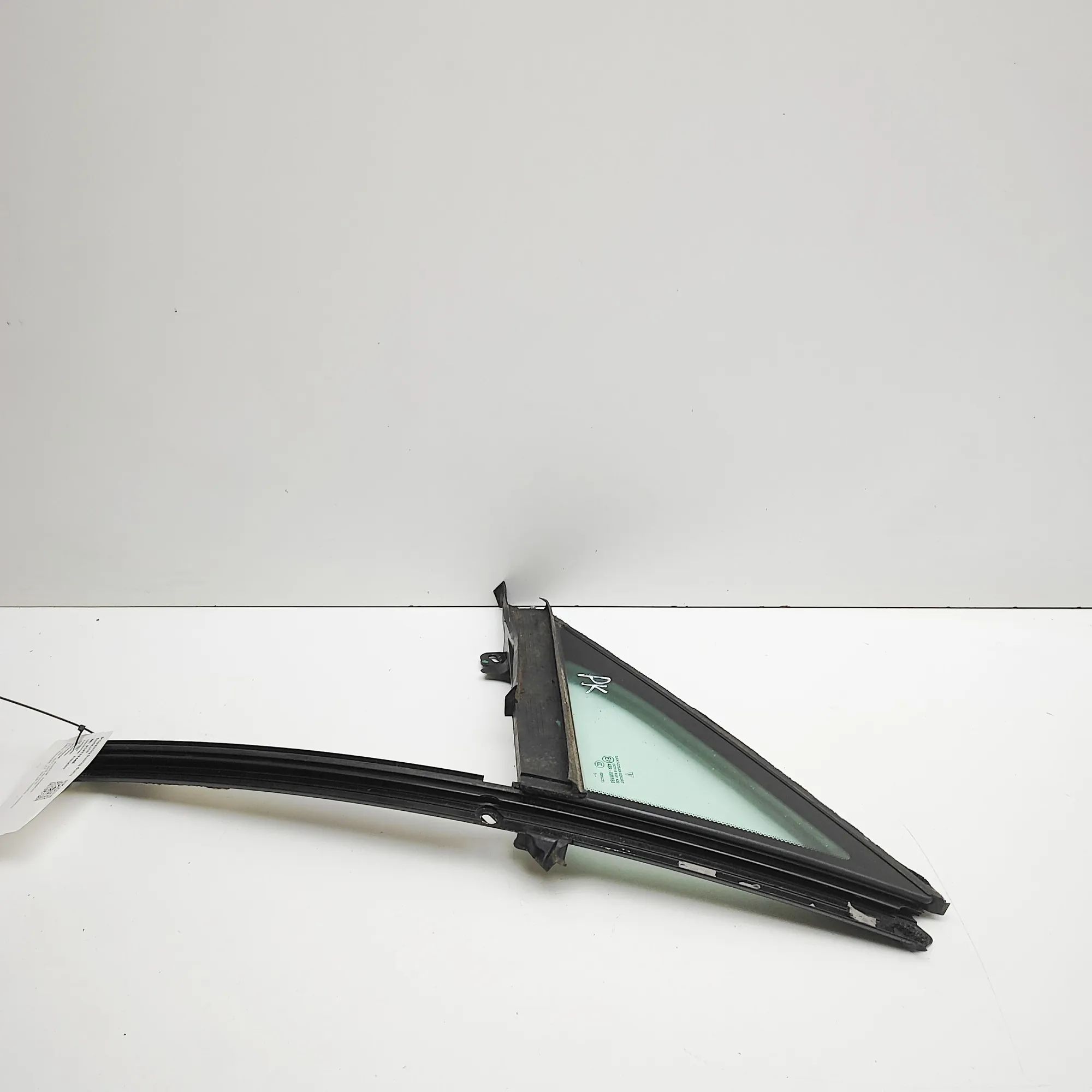 Porsche Panamera Door quarter window — front left Door quarter window — front left — PORSCHE PANA...