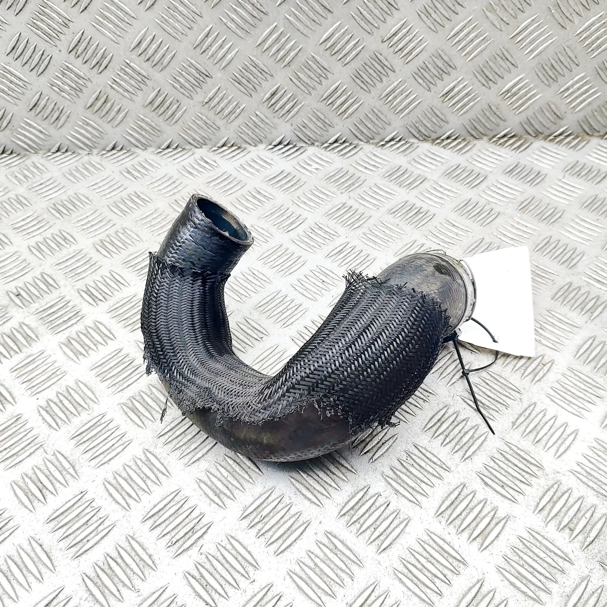 Jeep Cherokee (KL) Intercooler Hose Pipe Intercooler Hose Pipe — JEEP CHEROKEE (KL) (201...