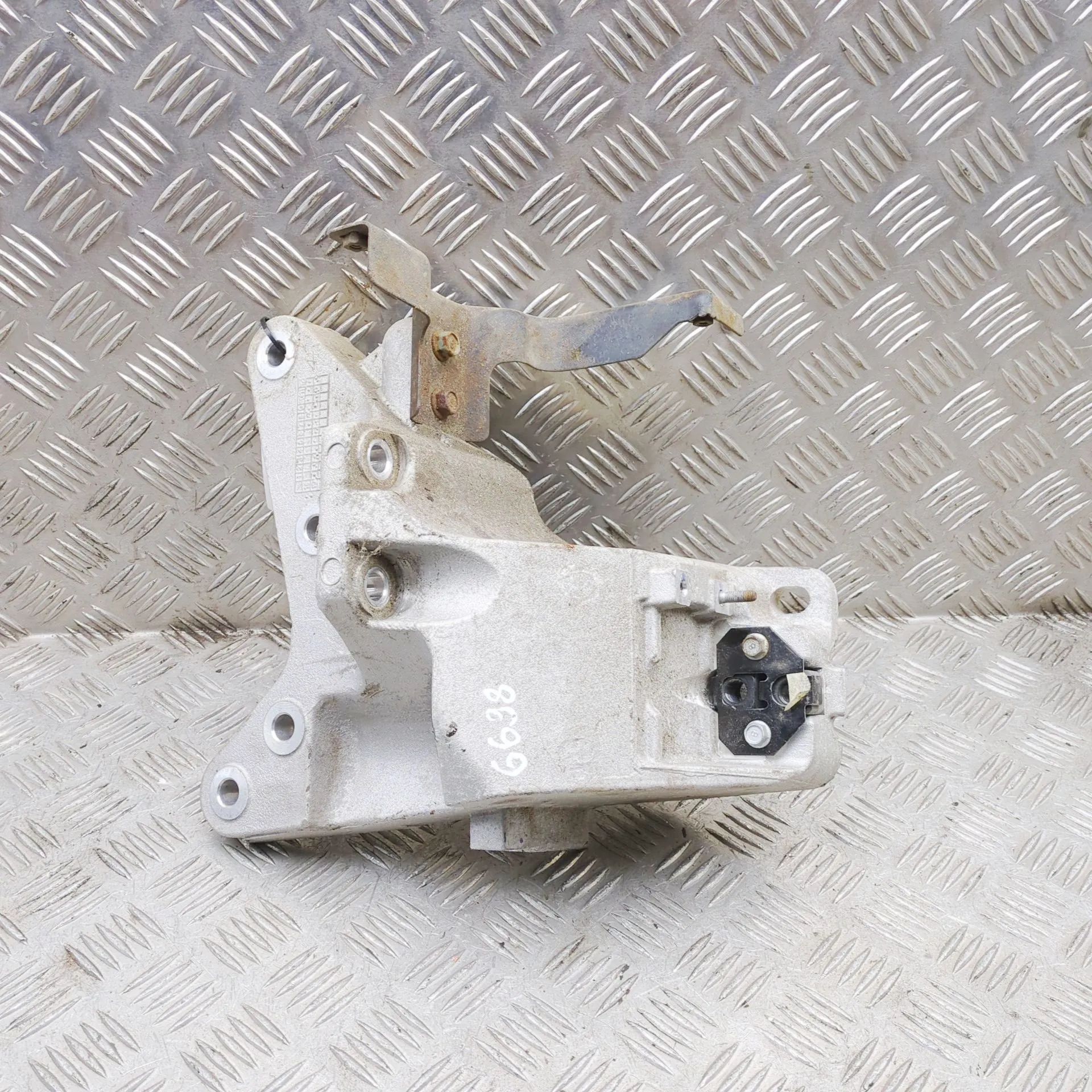 Kia Niro Gearbox Mount Bracket Gearbox Mount Bracket — KIA NIRO (2016-...) — 3...