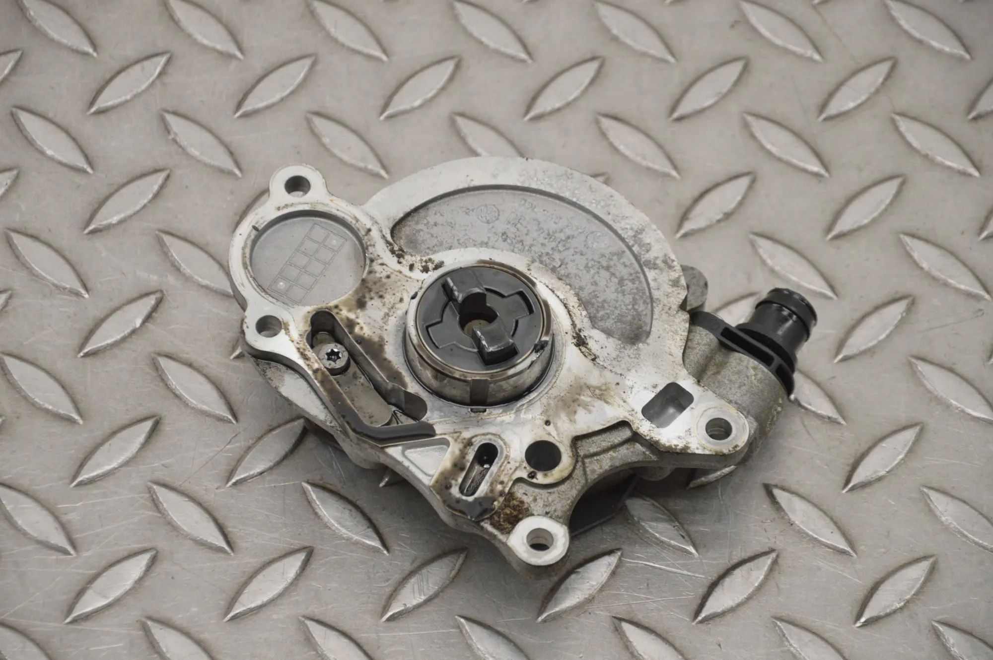 Volkswagen Polo Alipaine pumpu Vacuum Pump — VW POLO (6R, 6C) (2009-...) — 03L...