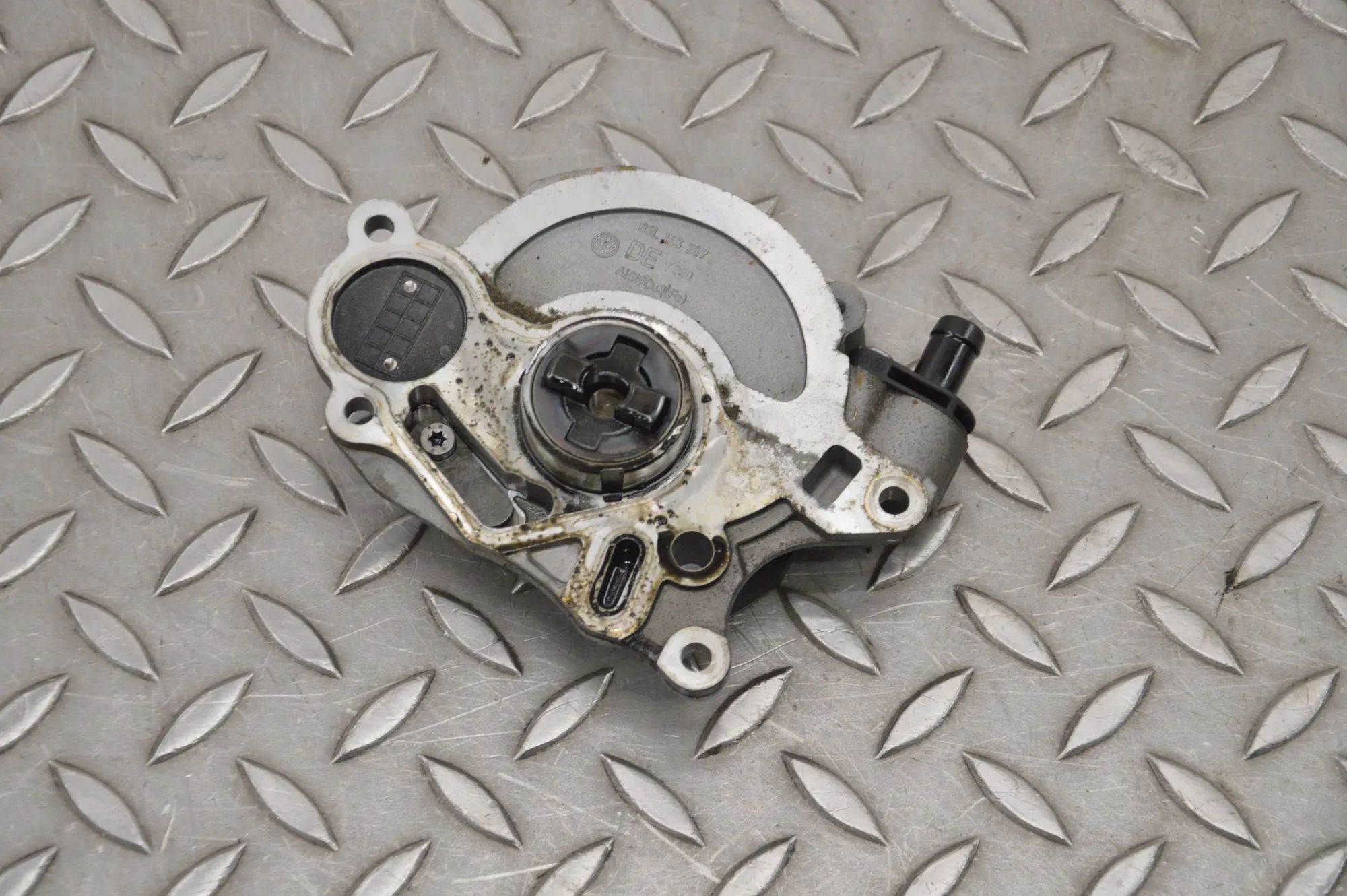 Volkswagen Polo Alipaine pumpu Vacuum Pump — VW POLO (6R, 6C) (2009-...) — 03L...
