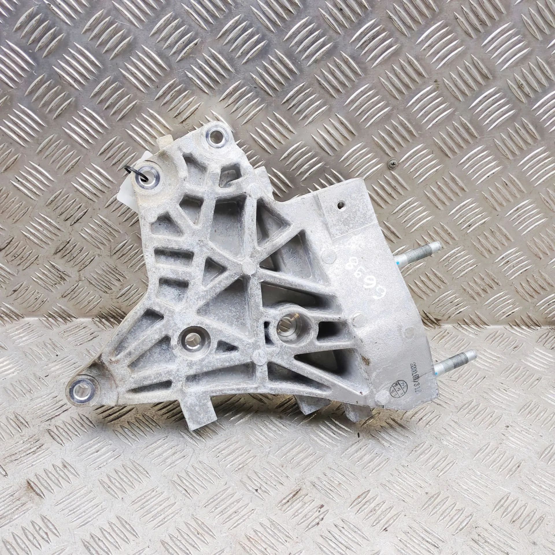 Kia Niro Gearbox Mount Bracket Gearbox Mount Bracket — KIA NIRO (2016-...) — 3...