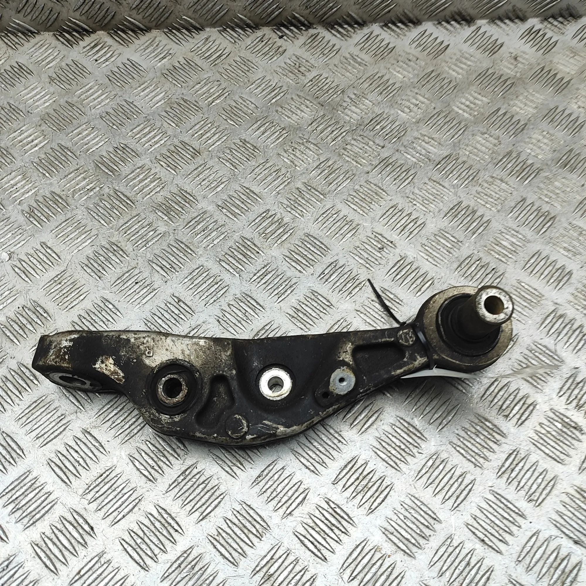 Lexus LS Front Right Lower Control Arm Front Right Lower Control Arm — LEXUS LS (_F4_)...