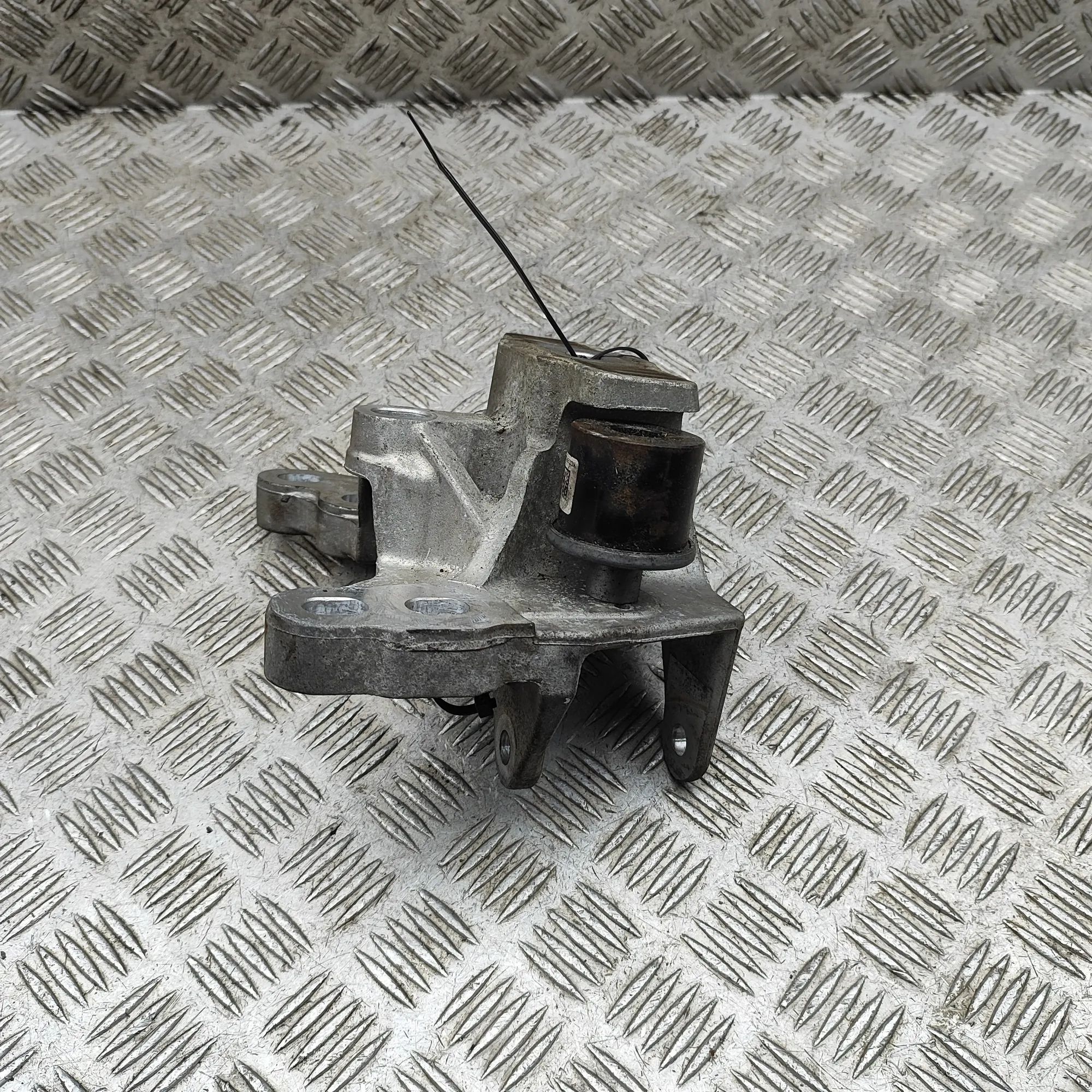 Land Rover Range Rover Evoque Right Side Engine Bracket Right Side Engine Bracket — LAND ROVER RANGE RO...