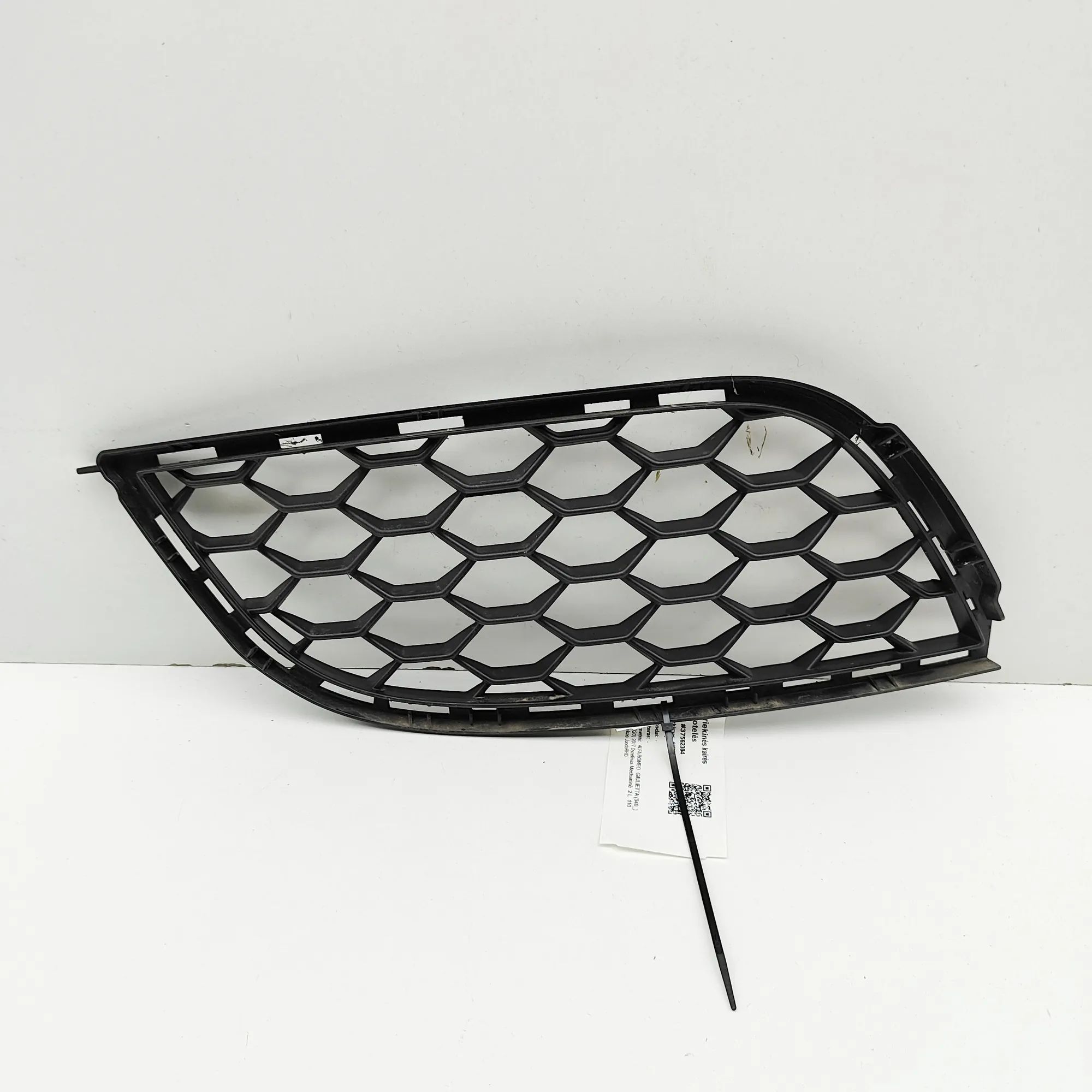 Alfa-Romeo Giulietta (940) Grille — front — left