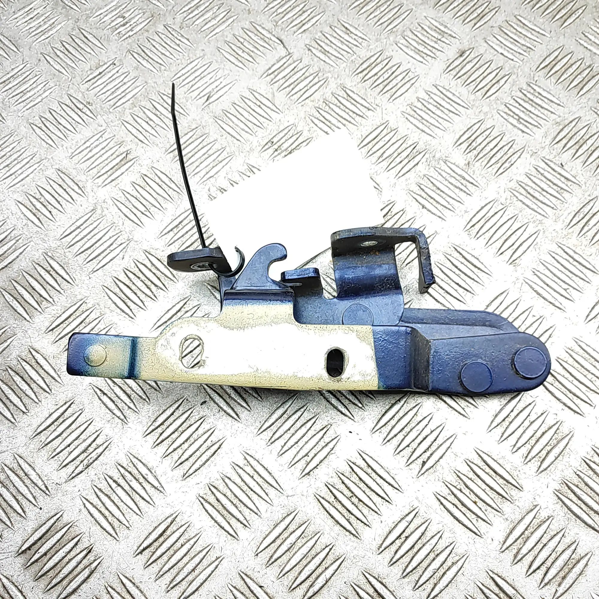Maserati GranTurismo / GranCabrio Bonnet hinge — front left Bonnet hinge — front left — MASERATI GRAN (TURI...