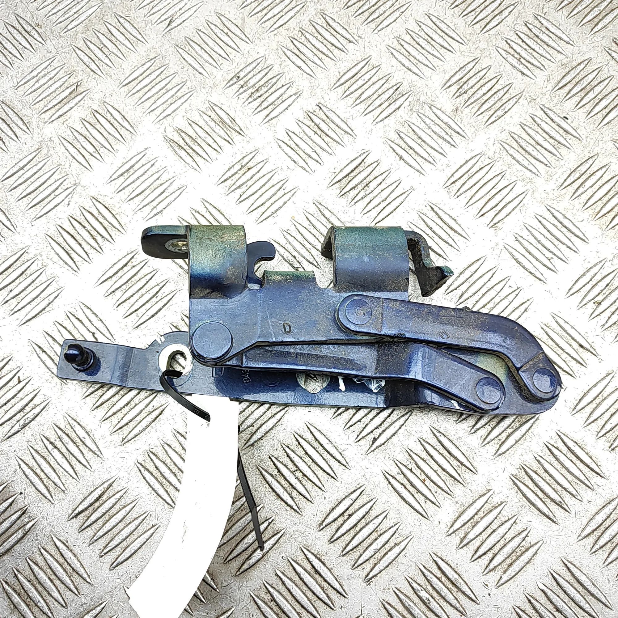 Maserati GranTurismo / GranCabrio Bonnet hinge — front right Bonnet hinge — front right — MASERATI GRAN (TUR...