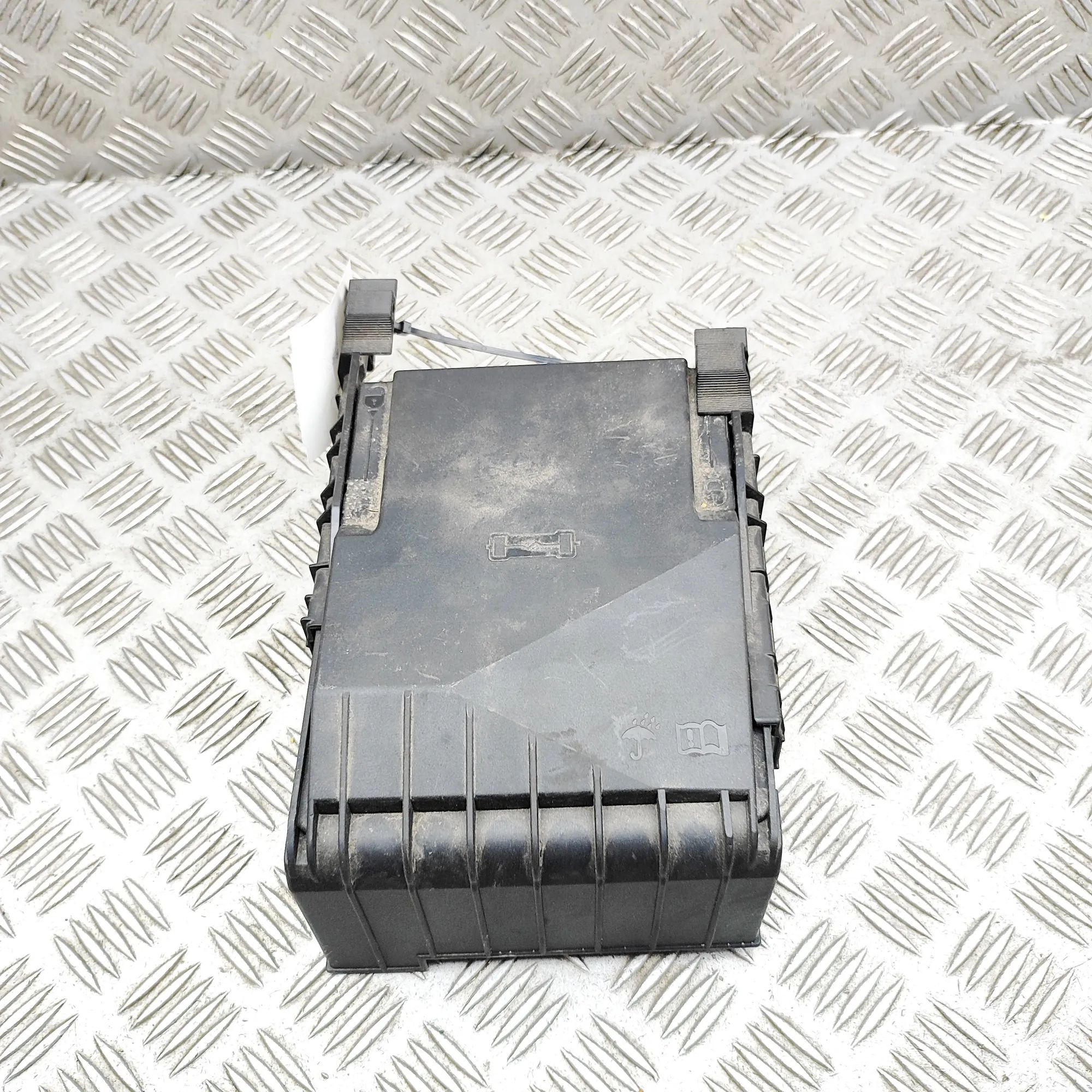 Audi Q3 (8U) Fuse box Fuse box — AUDI Q3 (8U) (2011-2018) — 1K0937125...