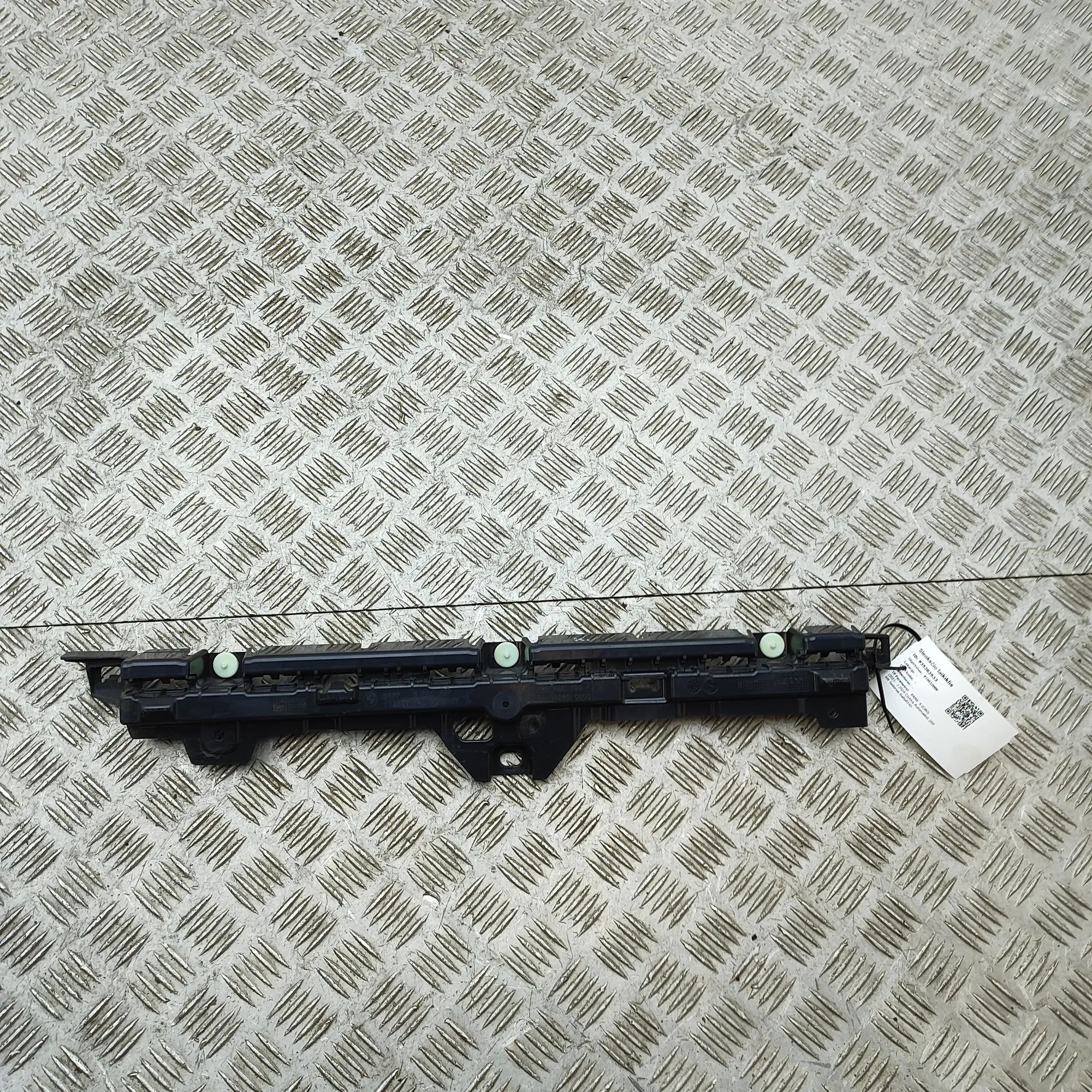 BMW 5 (G30 / G31) Side skirt holder — front left