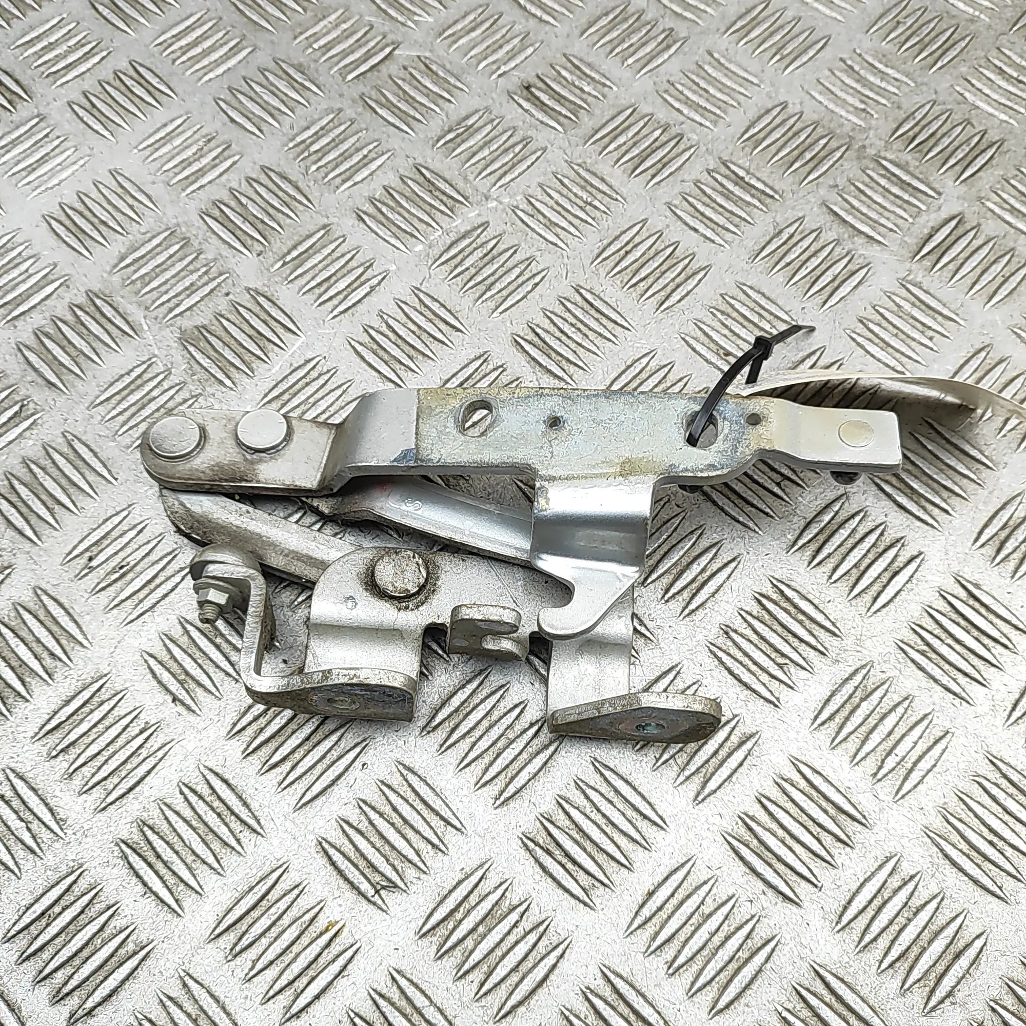 Maserati GranTurismo / GranCabrio Bonnet hinge — front left Bonnet hinge — front left — MASERATI GRAN (TURI...