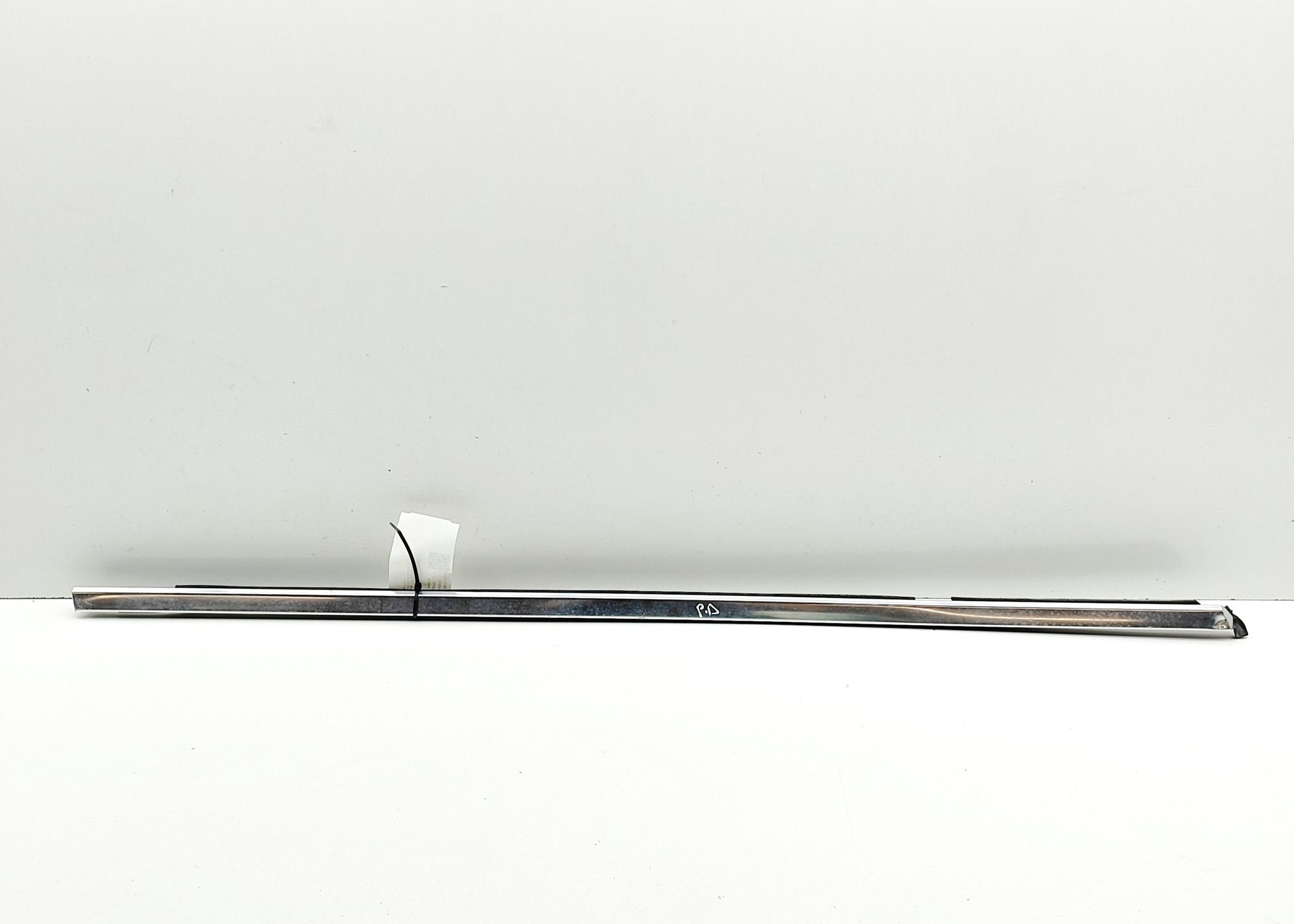 Porsche Macan Door window moulding — front — right Door window moulding — front — right — PORSCHE ...