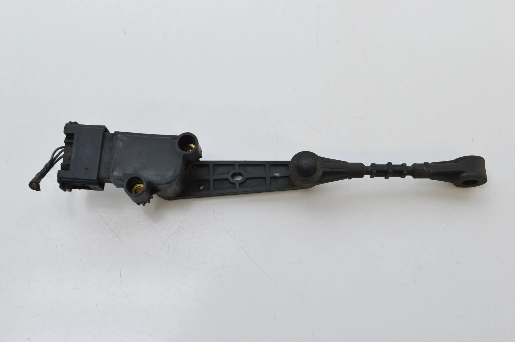 Land Rover Discovery Ride height sensor — front left Ride height sensor — front left — LAND ROVER DI...