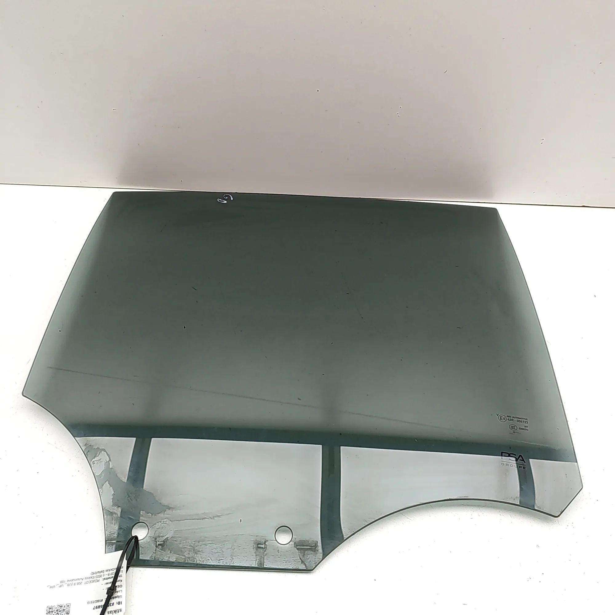 Peugeot 208 Right rear door window