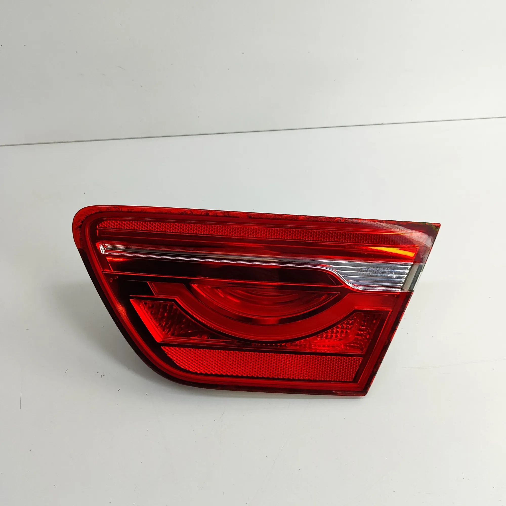 Jaguar XE Right Side Tailgate Tail Light Right Side Tailgate Tail Light — JAGUAR XE (X76...