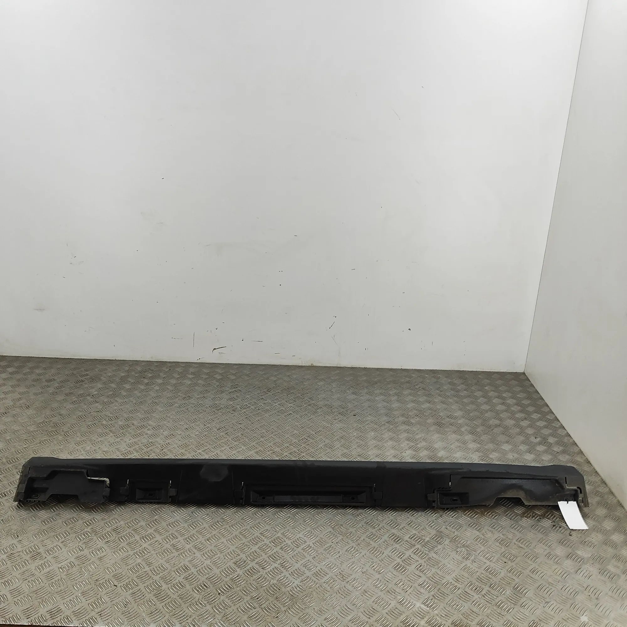Land Rover Range Rover Evoque Right Side Plastic Sideskirt Cover Right Side Plastic Sideskirt Cover — LAND ROVER...