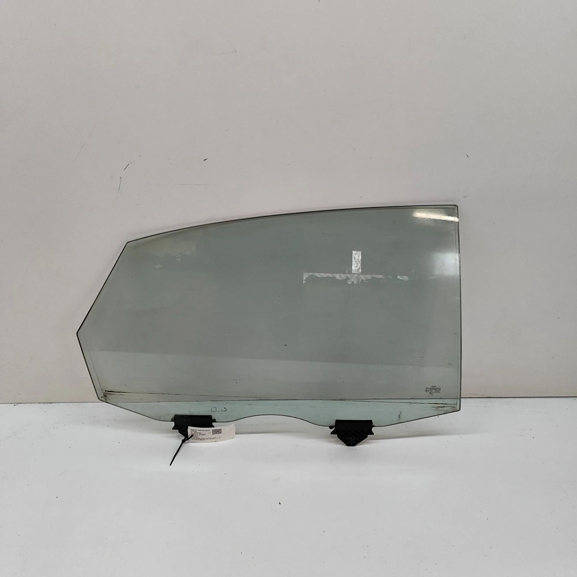 Audi A8 (D3) Right rear door window
