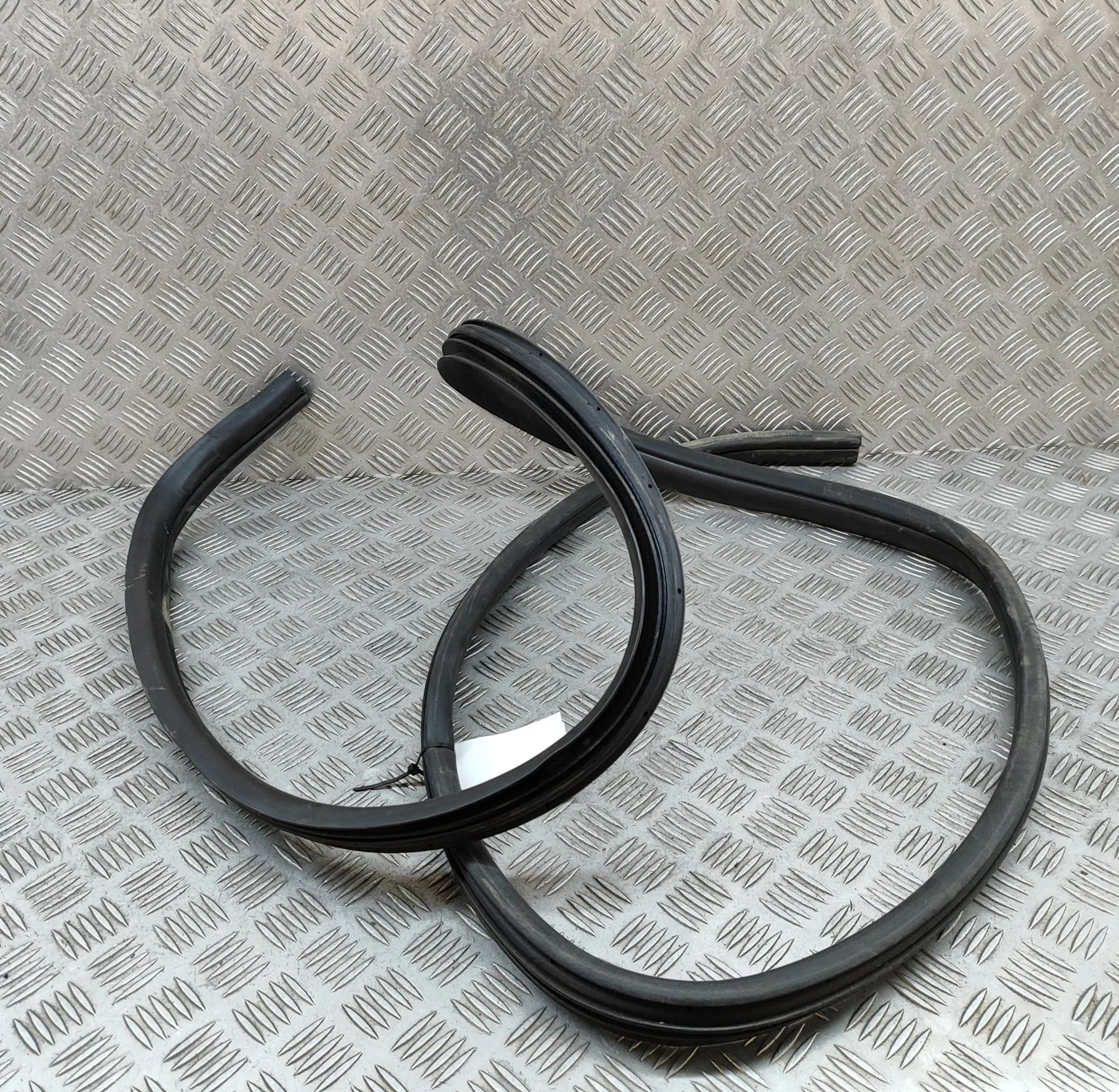 Chevrolet TrailBlazer Door rubber seal — rear left Door rubber seal — rear left — CHEVROLET TRAILB...