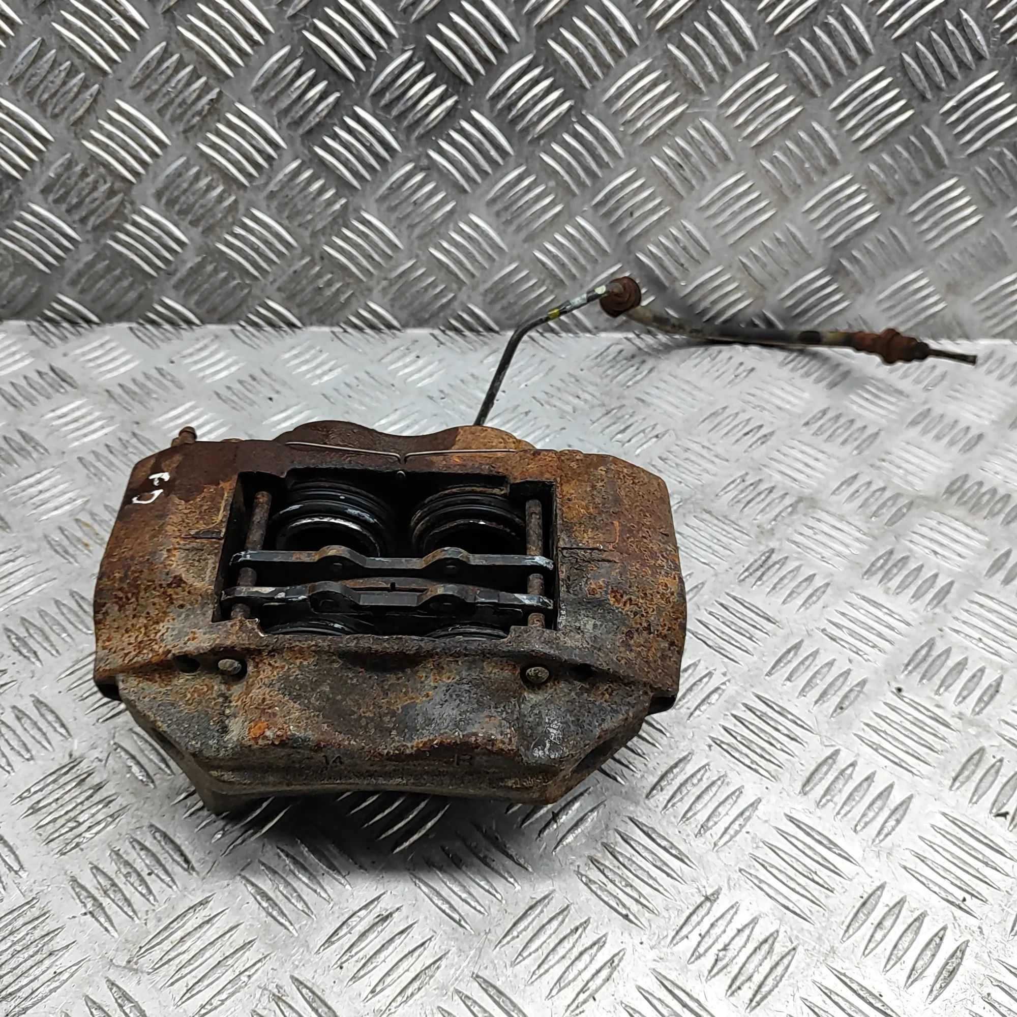 Toyota Land Cruiser 80 Brake caliper — front right Brake caliper — front right — TOYOTA LAND CRUIS...