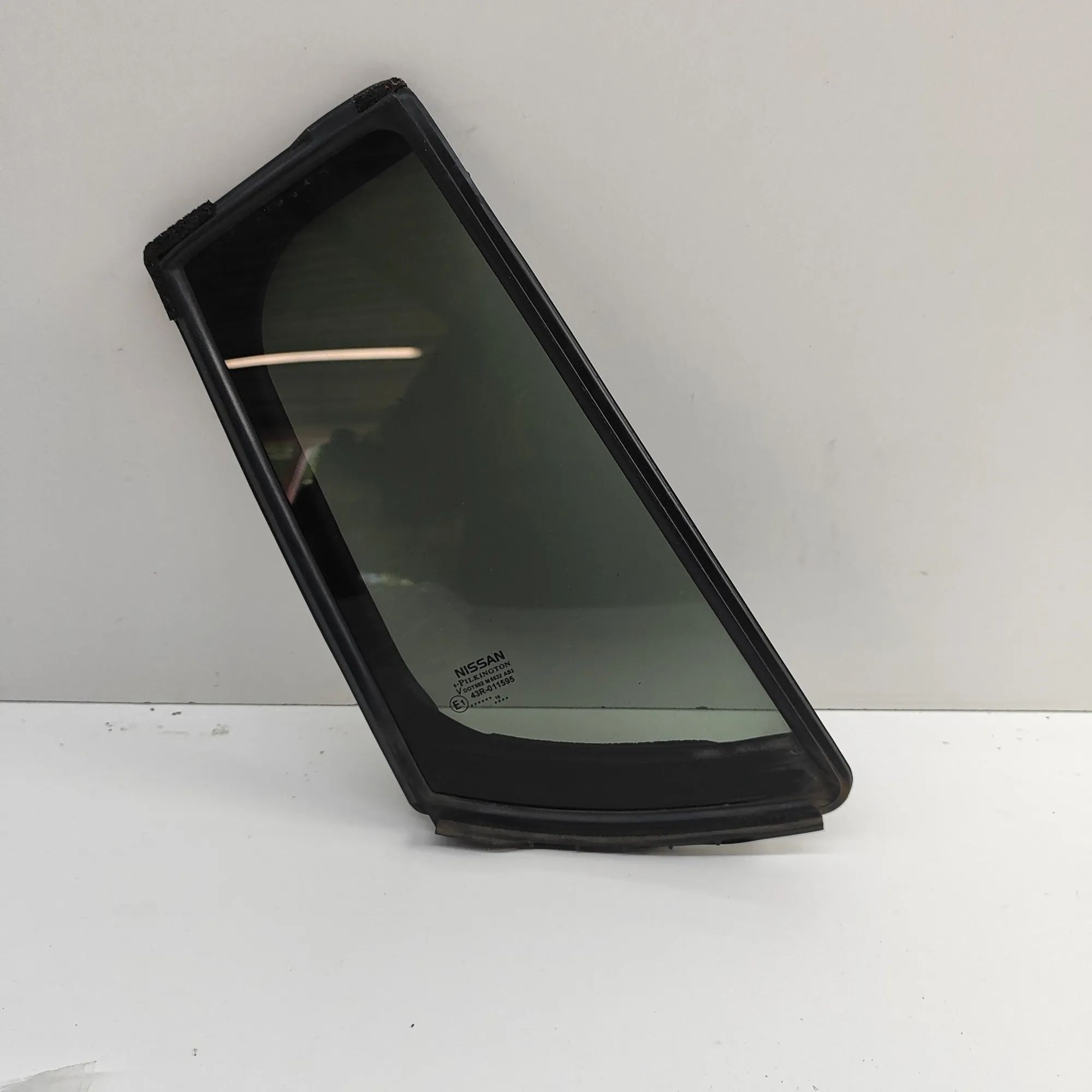 Nissan Leaf Right rear door window Right rear door window — NISSAN LEAF (ZE1) (201...