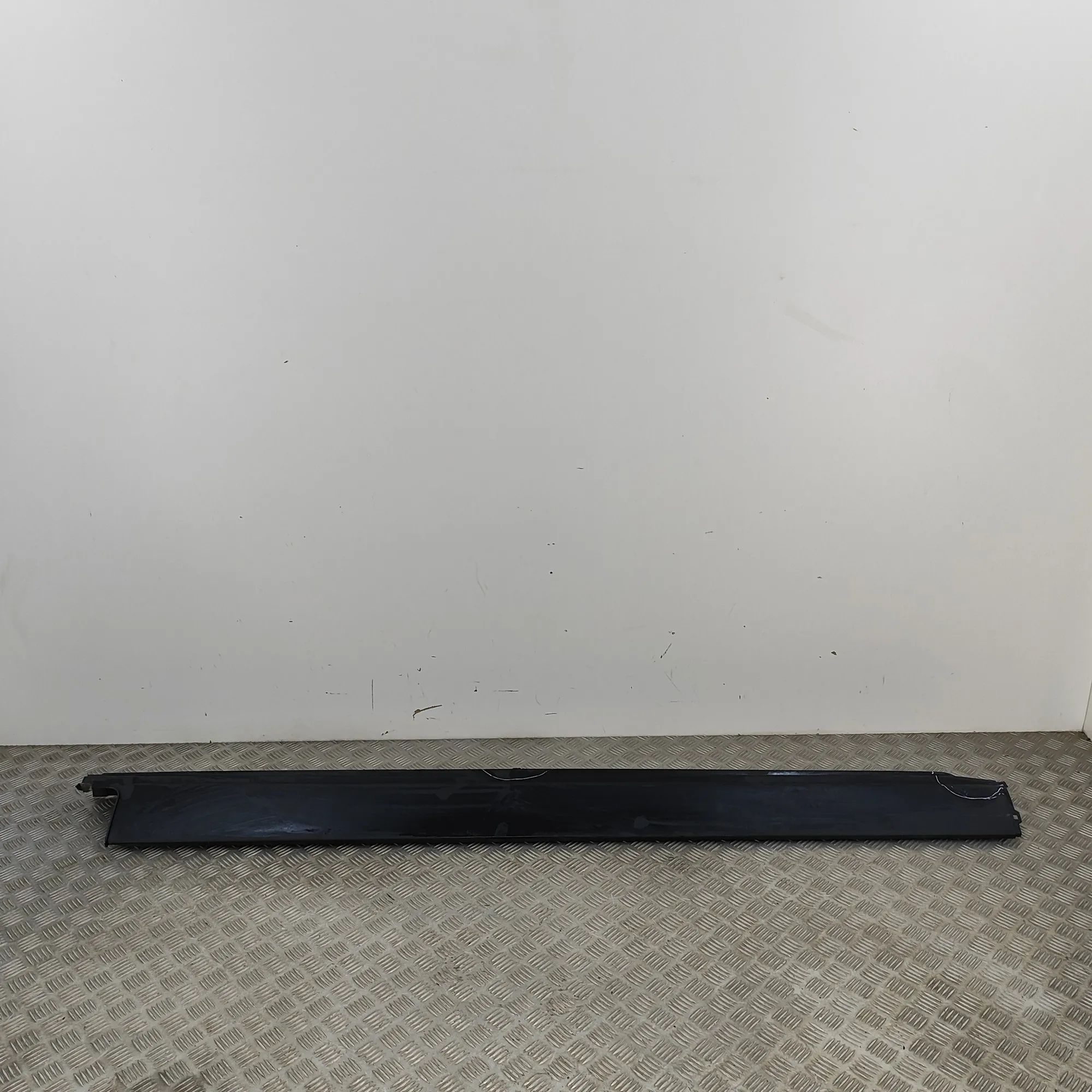 Land Rover Range Rover Sport (L494) Right Side Plastic Sideskirt Cover Right Side Plastic Sideskirt Cover — LAND ROVER...