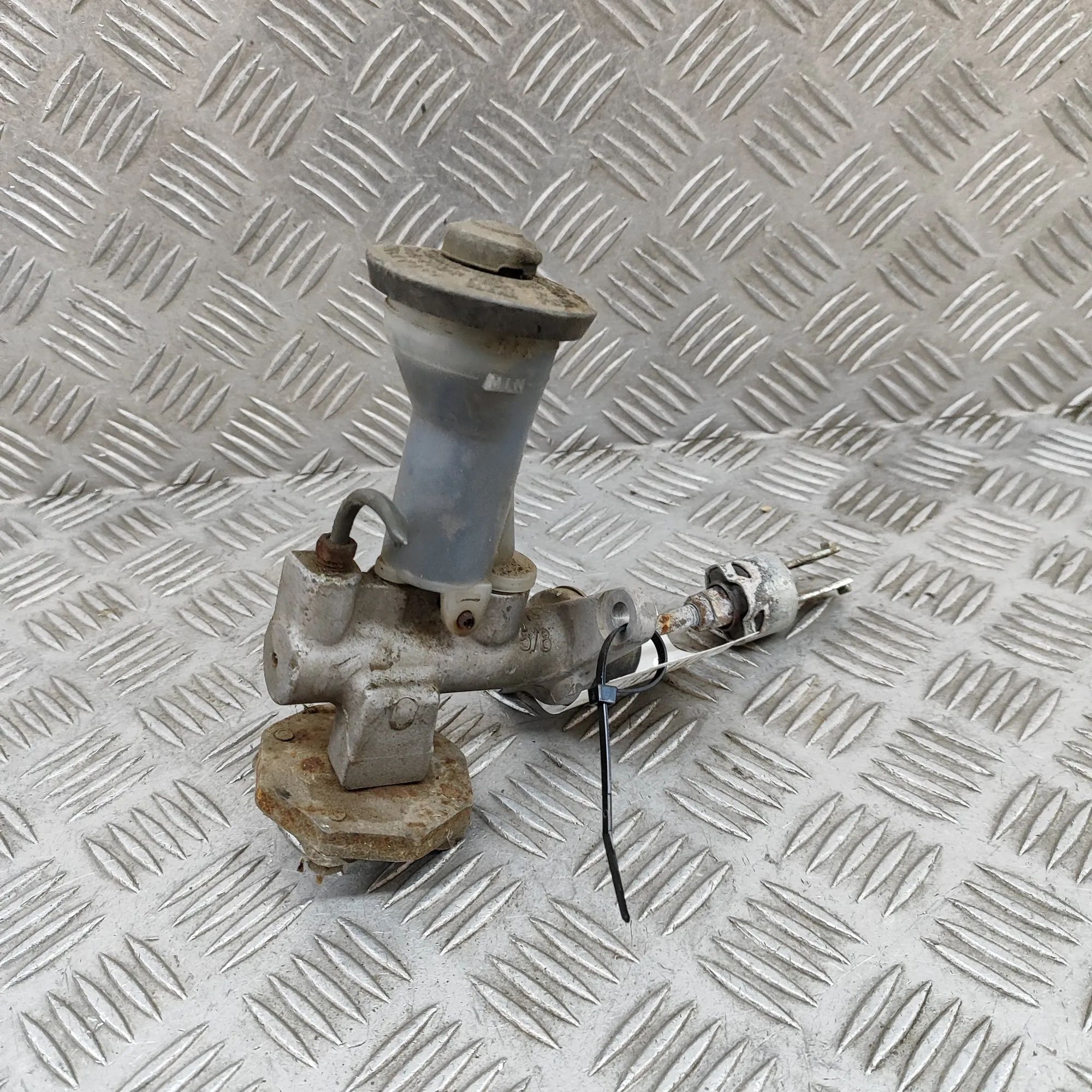 Toyota Land Cruiser 80 Clutch cylinder Clutch cylinder — TOYOTA LAND CRUISER (90 _J9_)...