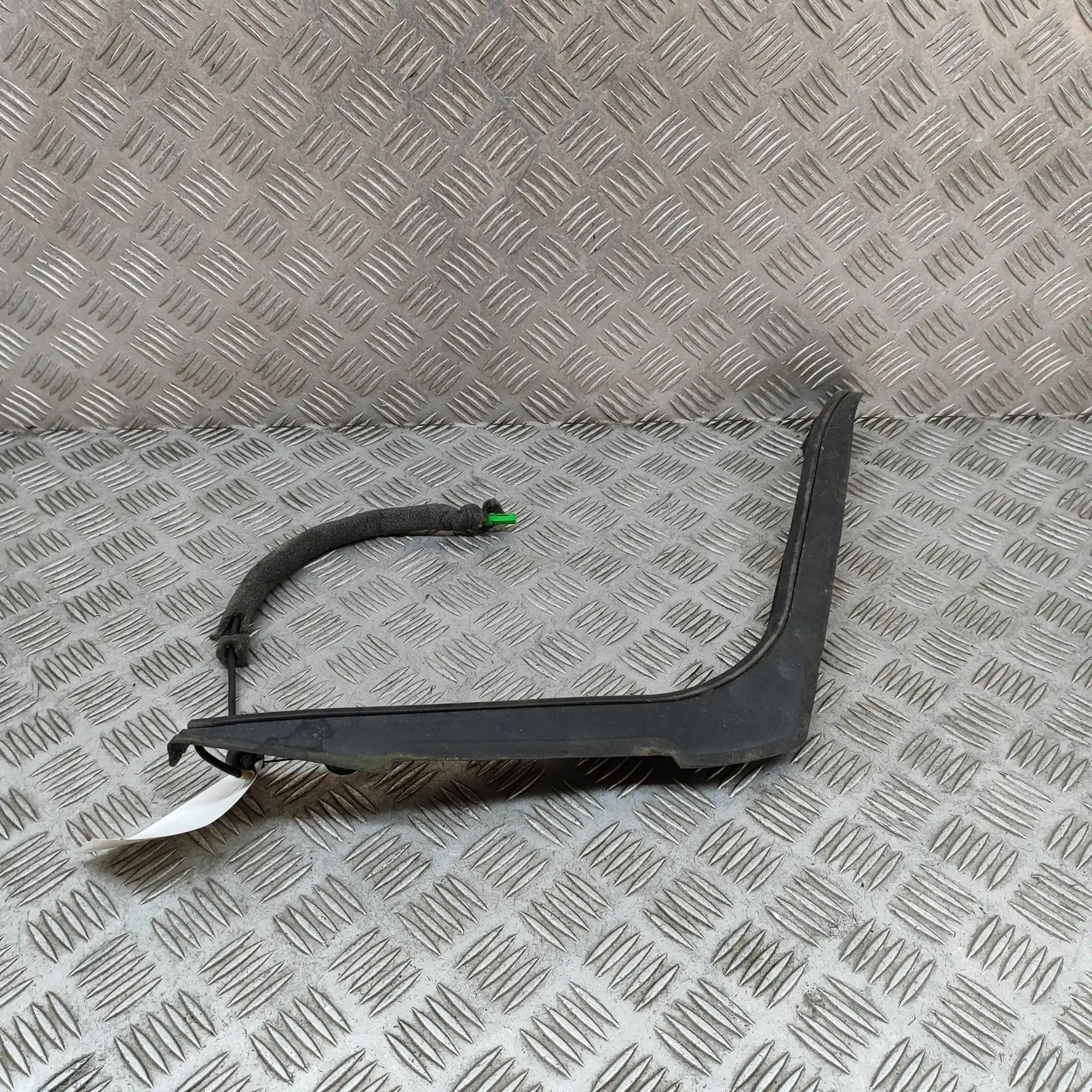 Jaguar XE Tailgate drip rail trim — left Tailgate drip rail trim — left — JAGUAR XE (X76...