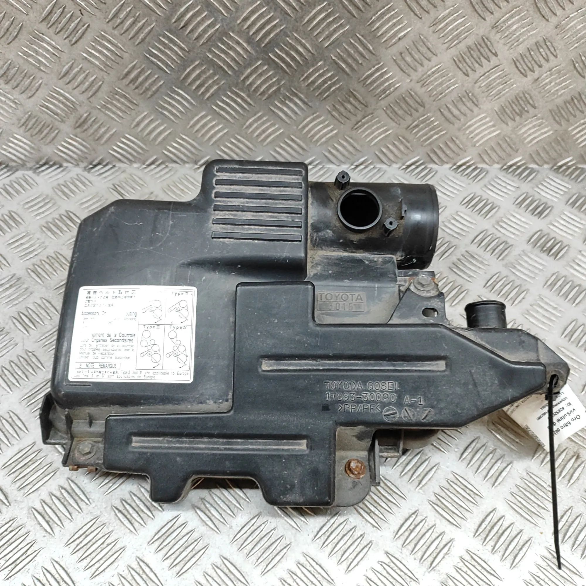 Toyota Land Cruiser 100 Air filter housing upper section Air filter housing upper section — TOYOTA LAND ...