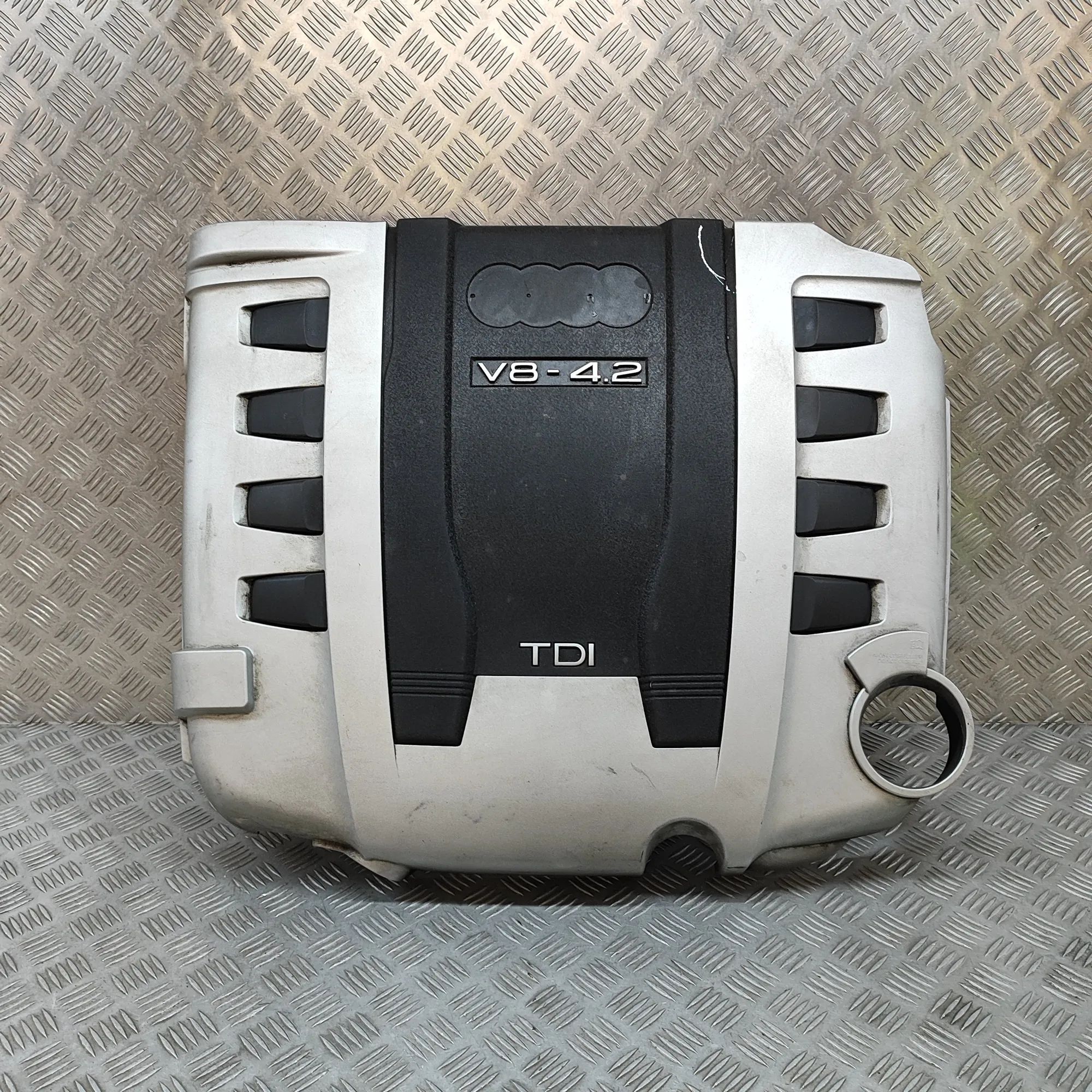 Audi A8 (D3) Engine cover
