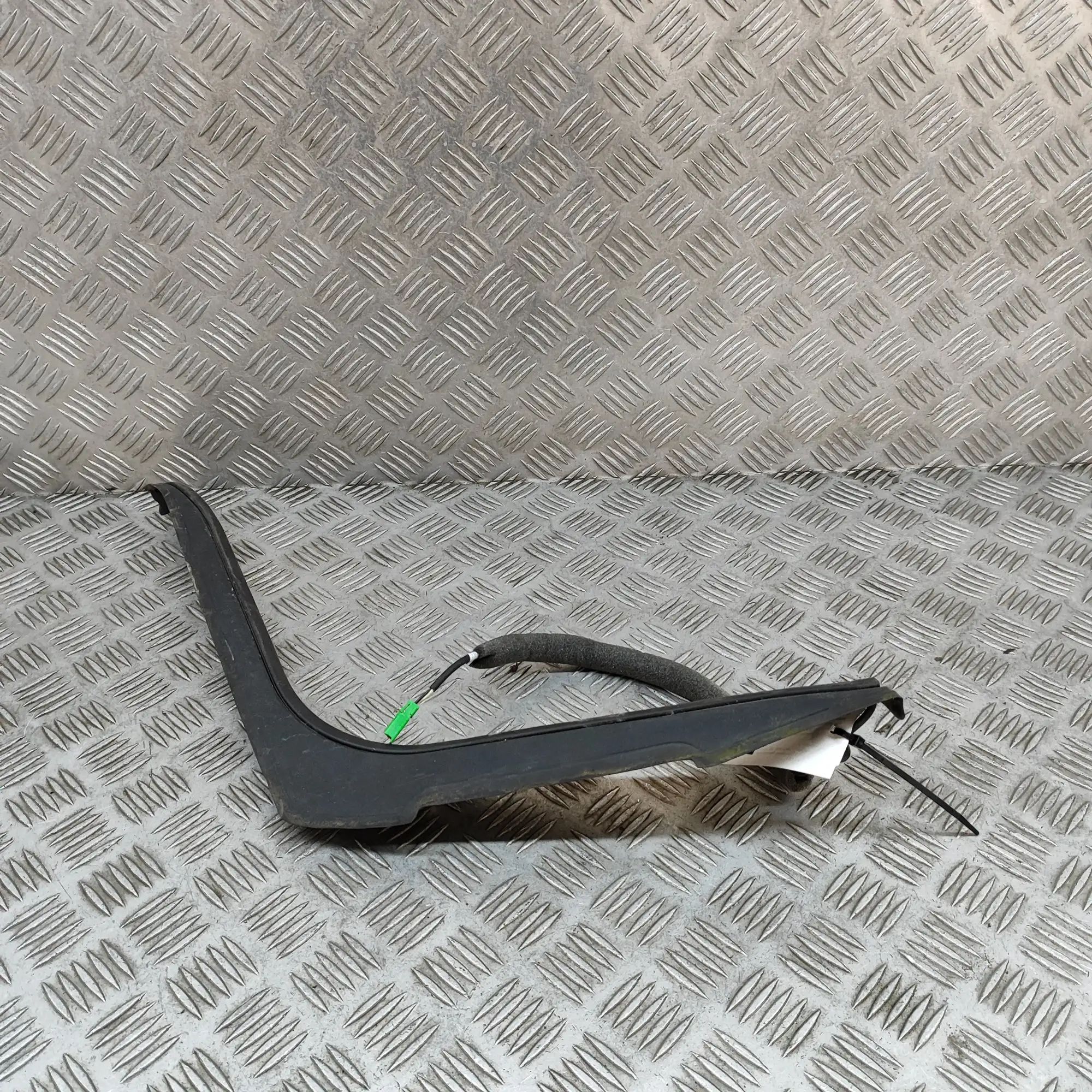 Jaguar XE Tailgate drip rail trim — right Tailgate drip rail trim — right — JAGUAR XE (X7...