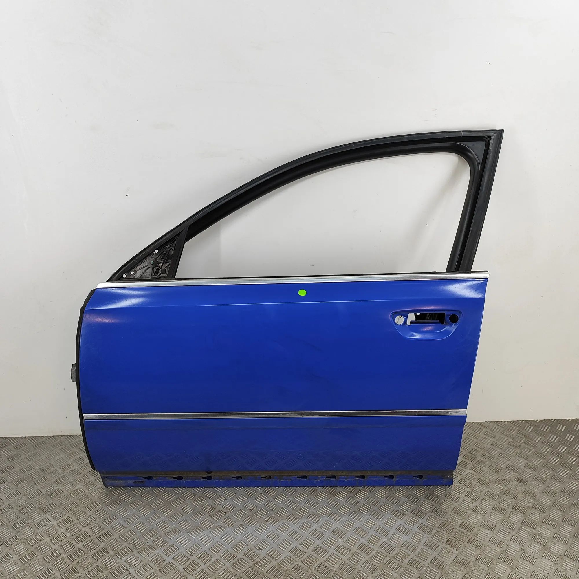 Audi A8 (D3) Door — front left