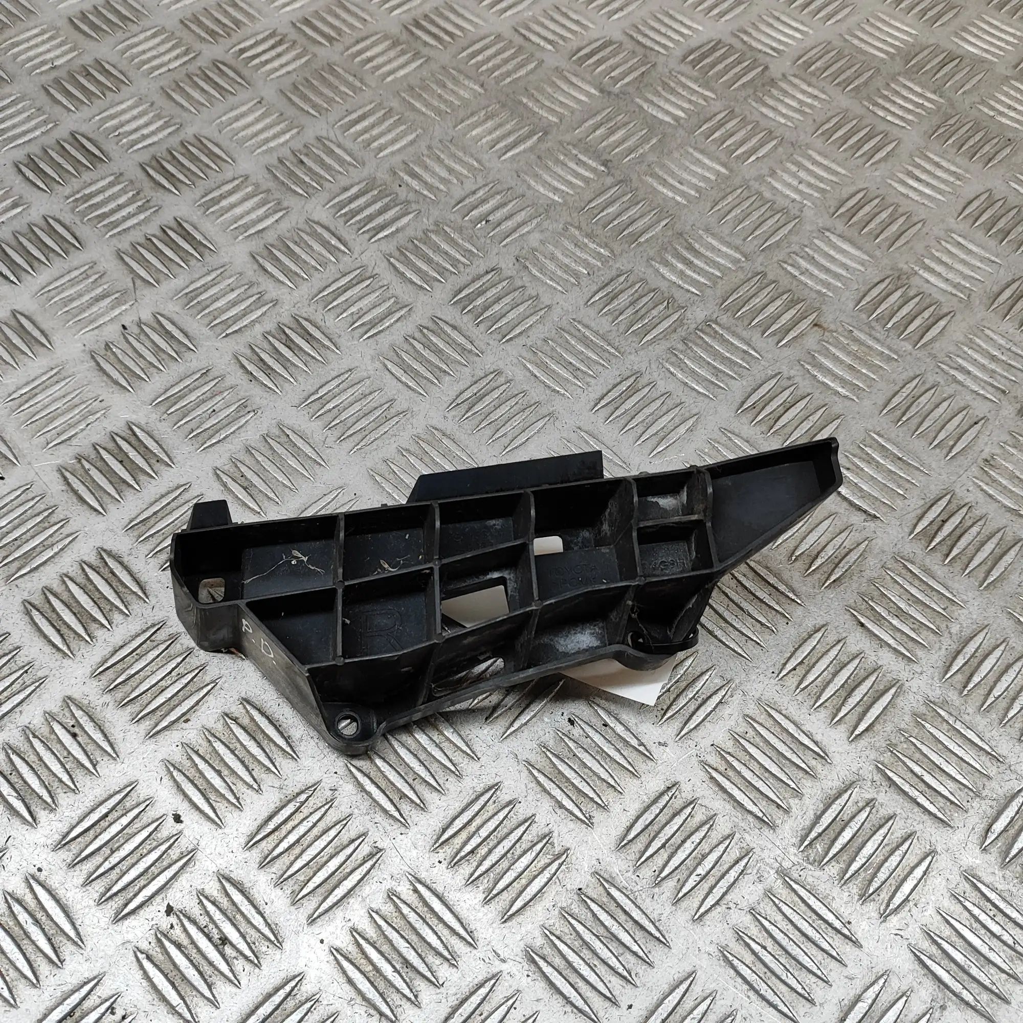 Lexus RX Front Right Bumper Bracket Front Right Bumper Bracket — LEXUS RX (_L1_) (2...