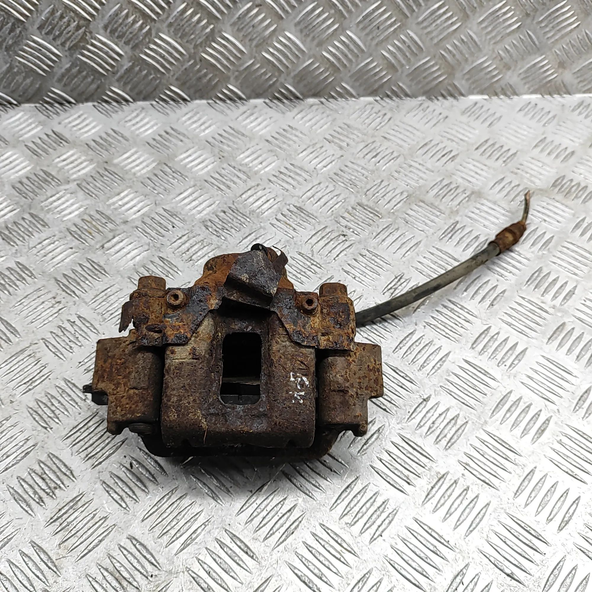 Toyota Land Cruiser 80 Brake caliper — rear left Brake caliper — rear left — TOYOTA LAND CRUISER...
