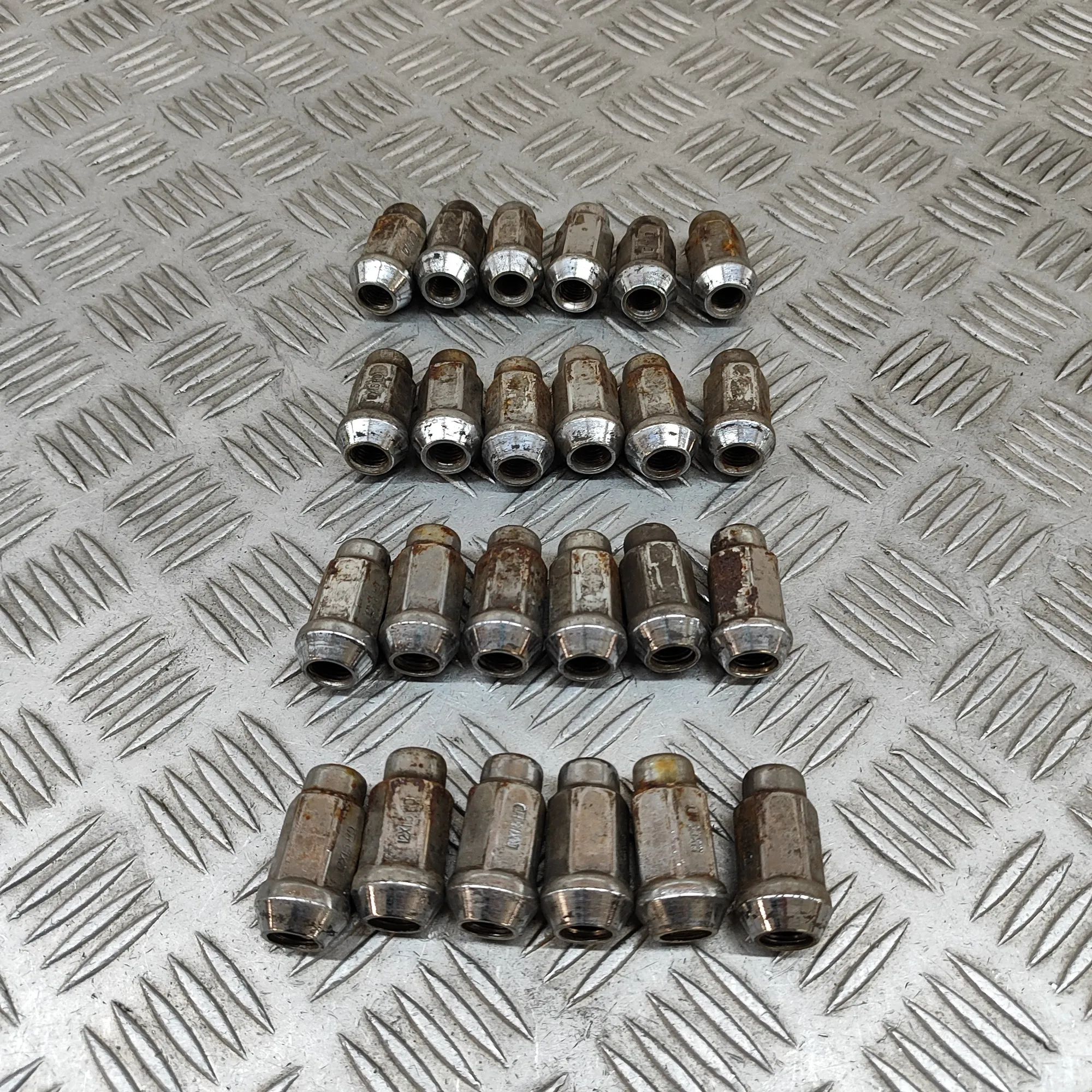 Hyundai H-1 Wheel Screws Kit Wheel Screws Kit — HYUNDAI H-1 (Cargo TQ) (2008...