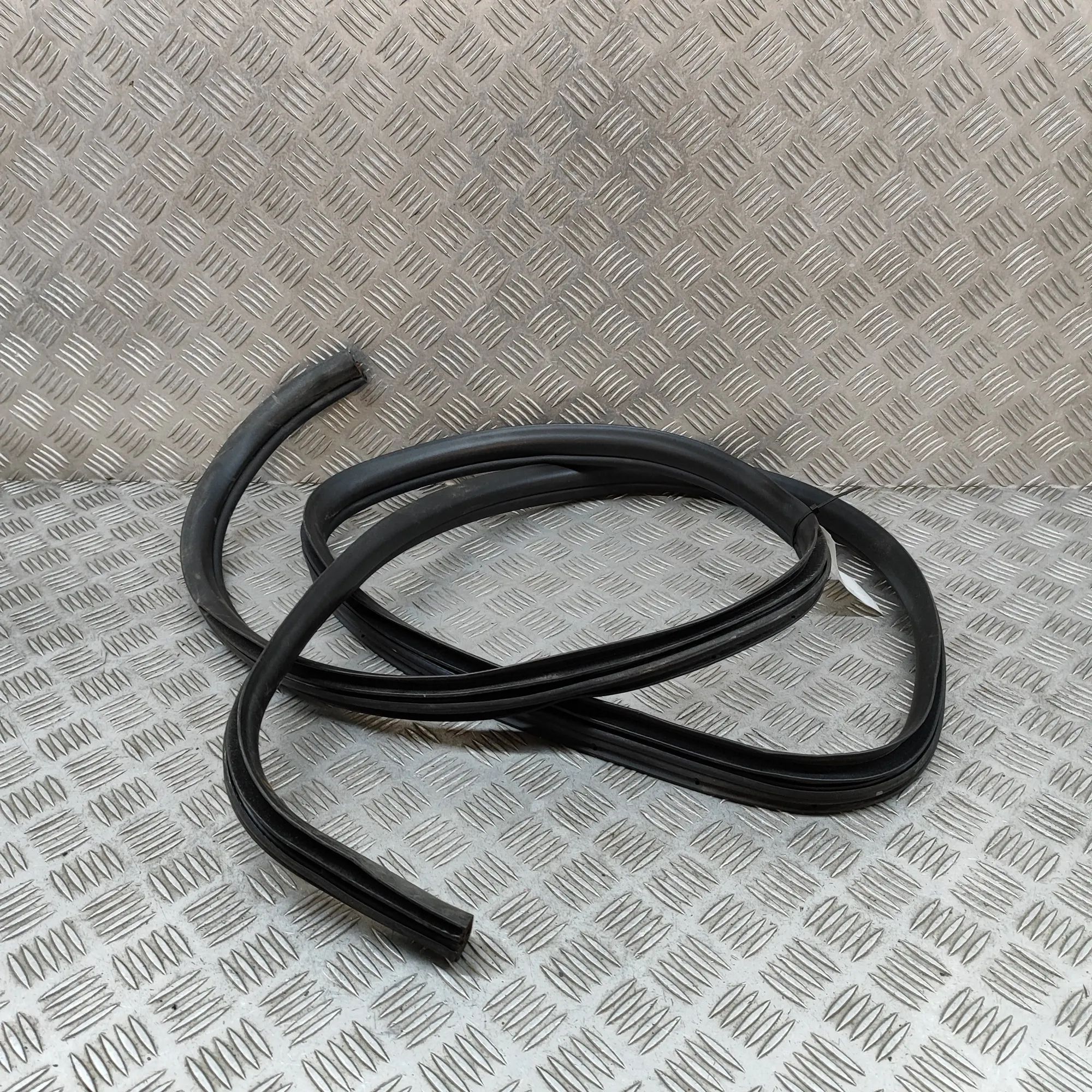 Chevrolet TrailBlazer Door rubber seal — rear right Door rubber seal — rear right — CHEVROLET TRAIL...