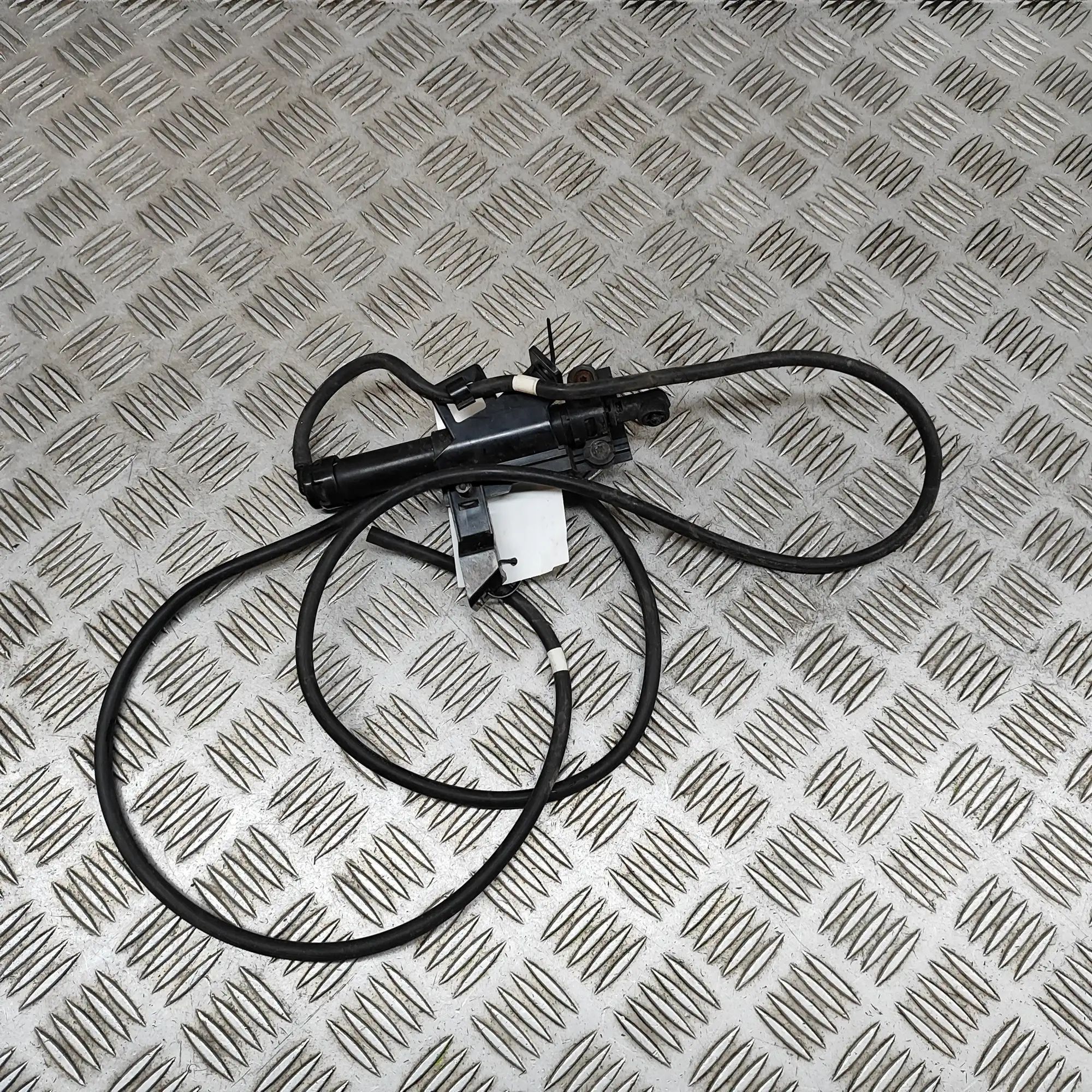 Land Rover Range Rover Evoque Headlight washer pump — left Headlight washer pump — left — LAND ROVER RANGE...