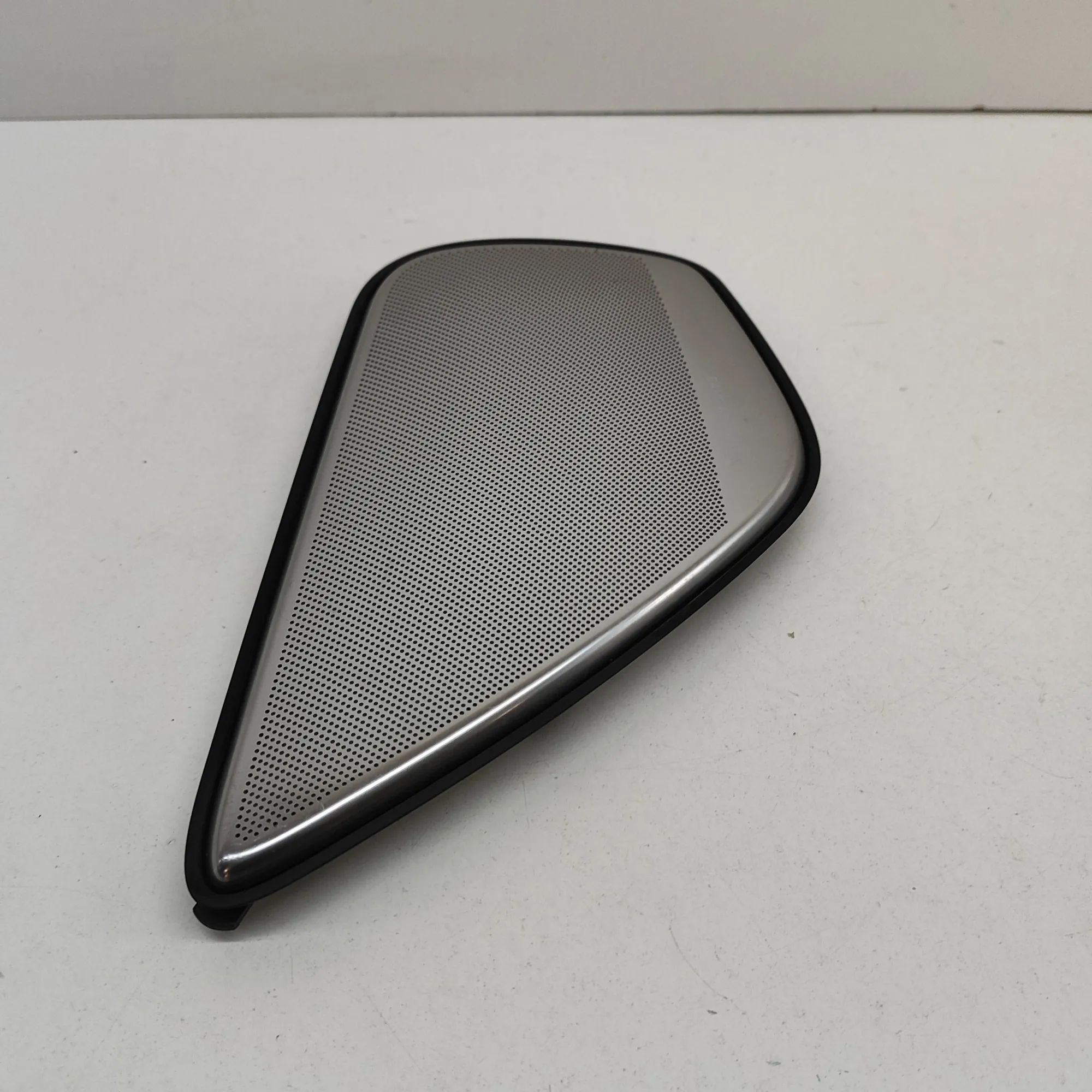 Audi A8 (D4) Speaker cover