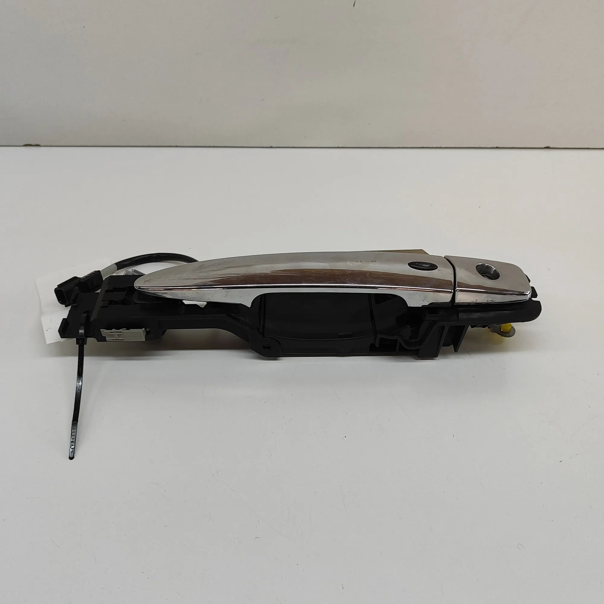 Nissan Leaf Exterior door handle — front left Exterior door handle — front left — NISSAN LEAF...