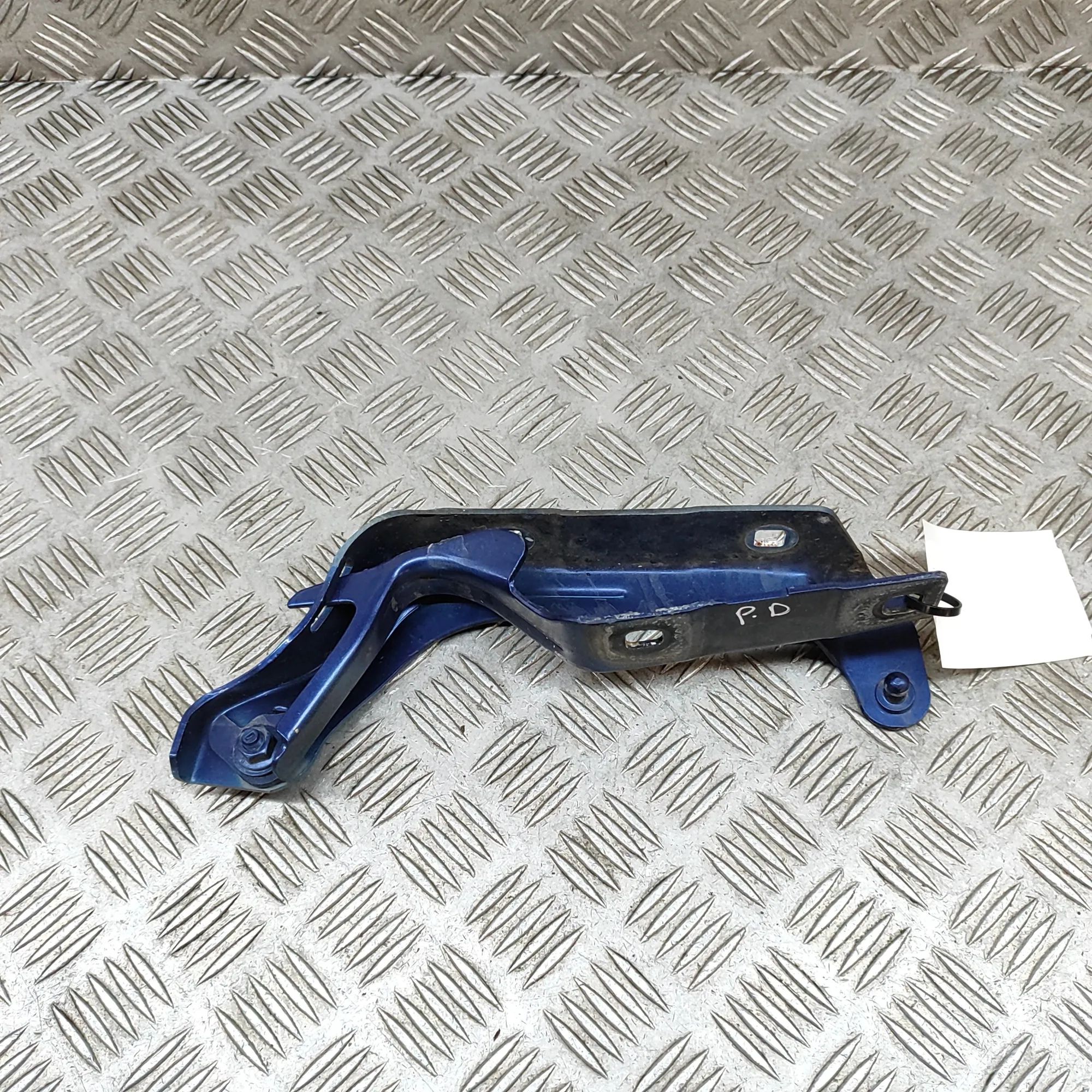 Maserati Ghibli Bonnet hinge — front right Bonnet hinge — front right — MASERATI GHIBLI (M...