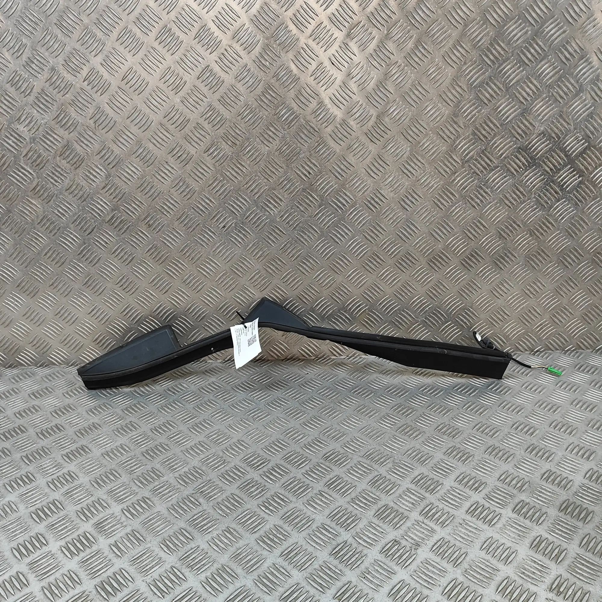 Land Rover Range Rover Velar Tailgate drip rail trim — right Tailgate drip rail trim — right — LAND ROVER RA...