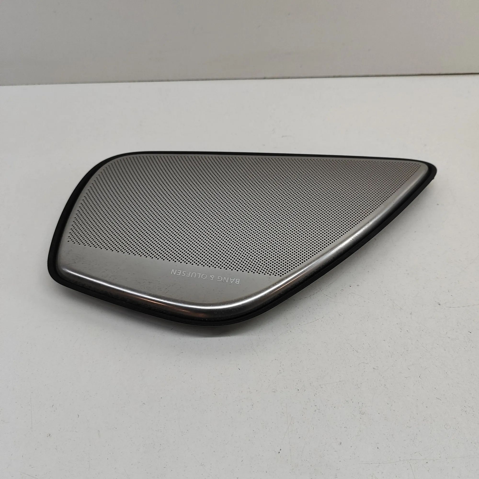 Audi A8 (D4) Speaker cover
